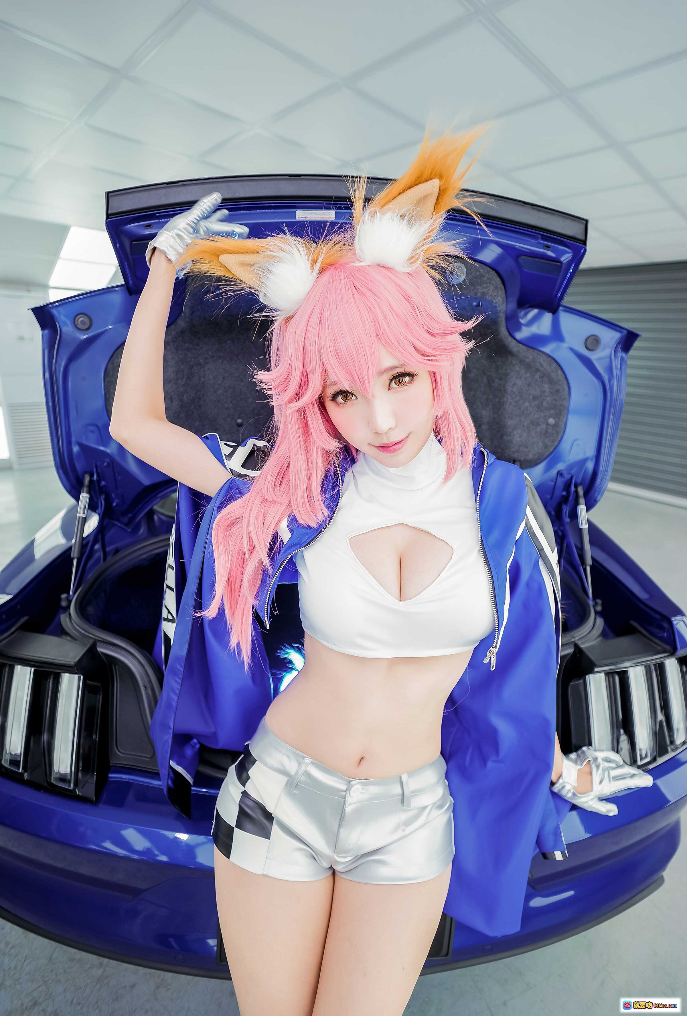 图片[9] - ElyEE子NO.045粉色长发兔耳Cosplay 穿银色短靴配蓝白赛车服 靠蓝色Mustang汽车 赛车主题写真美图 - 就要吻
