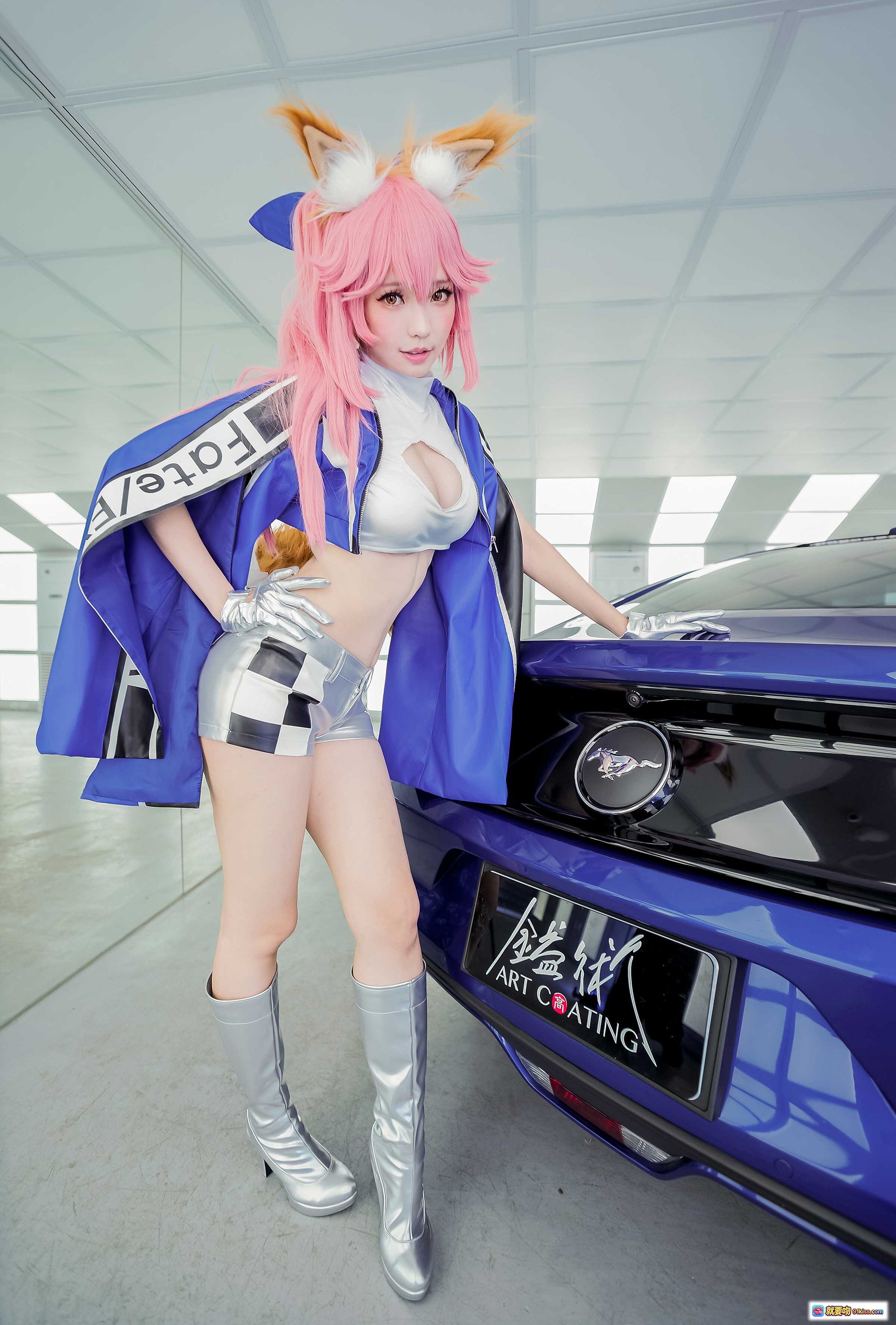 ElyEE子NO.045粉色长发兔耳Cosplay 穿银色短靴配蓝白赛车服 靠蓝色Mustang汽车 赛车主题写真美图 - 就要吻