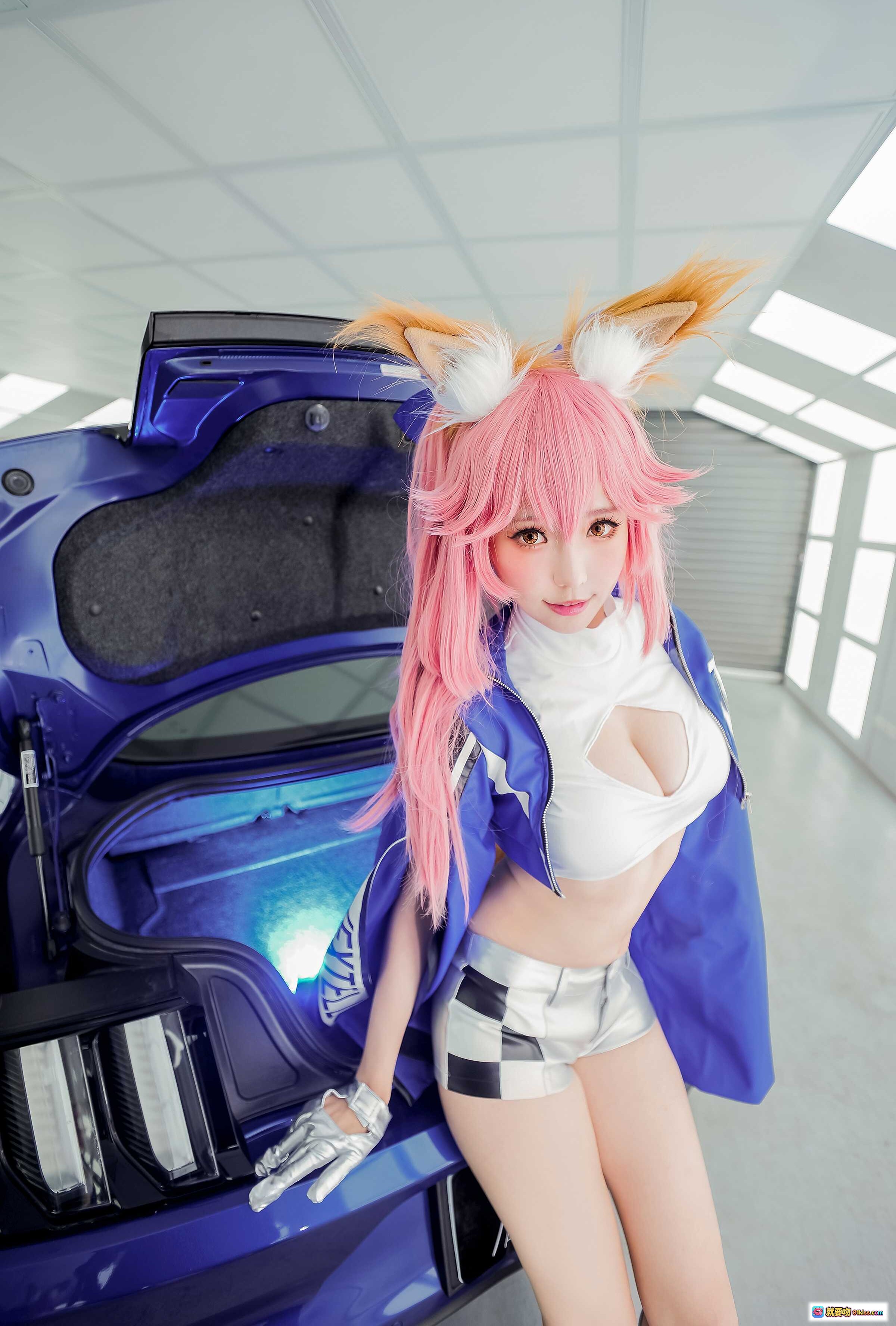 图片[8] - ElyEE子NO.045粉色长发兔耳Cosplay 穿银色短靴配蓝白赛车服 靠蓝色Mustang汽车 赛车主题写真美图 - 就要吻