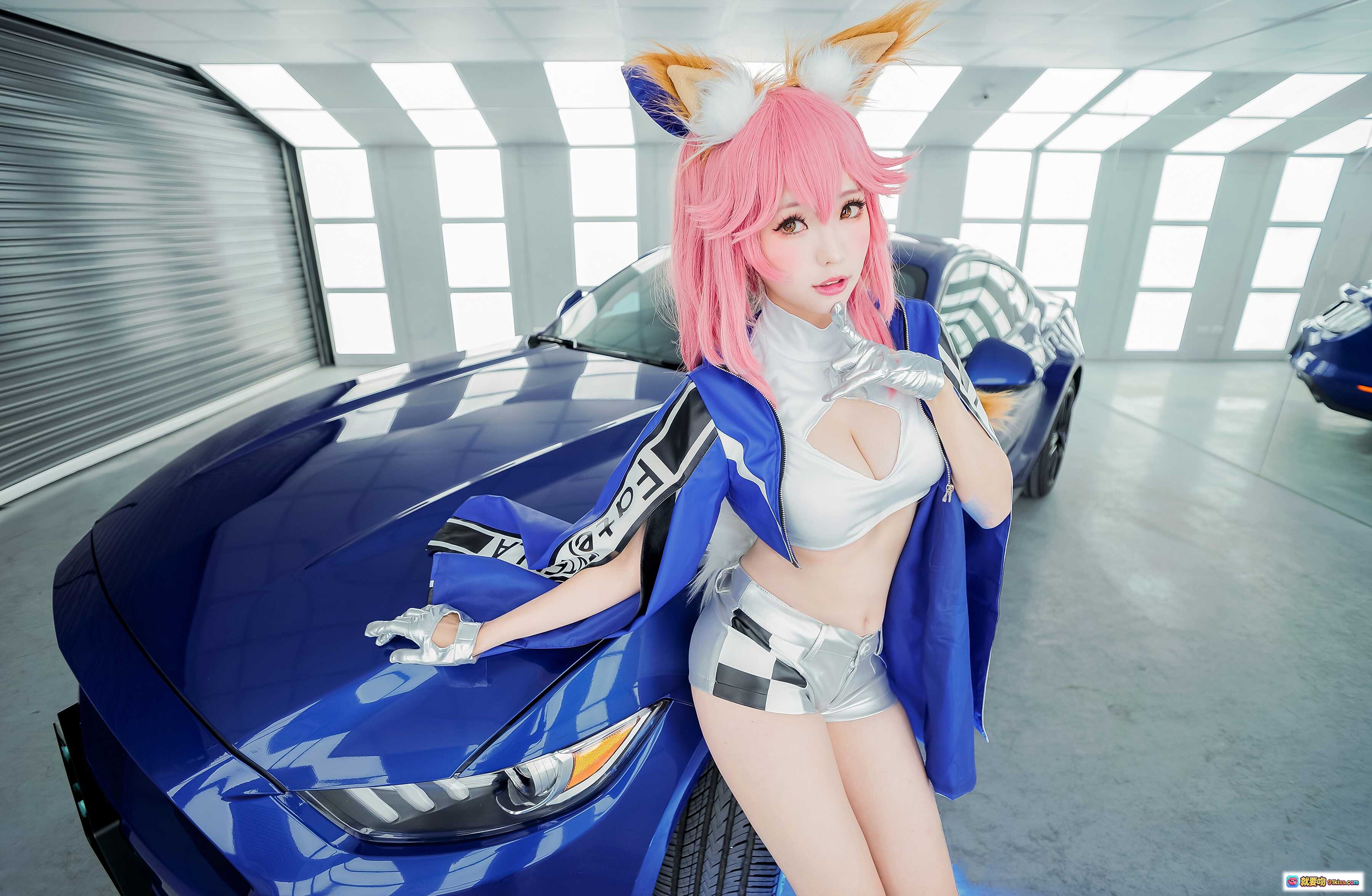 图片[2] - ElyEE子NO.045粉色长发兔耳Cosplay 穿银色短靴配蓝白赛车服 靠蓝色Mustang汽车 赛车主题写真美图 - 就要吻
