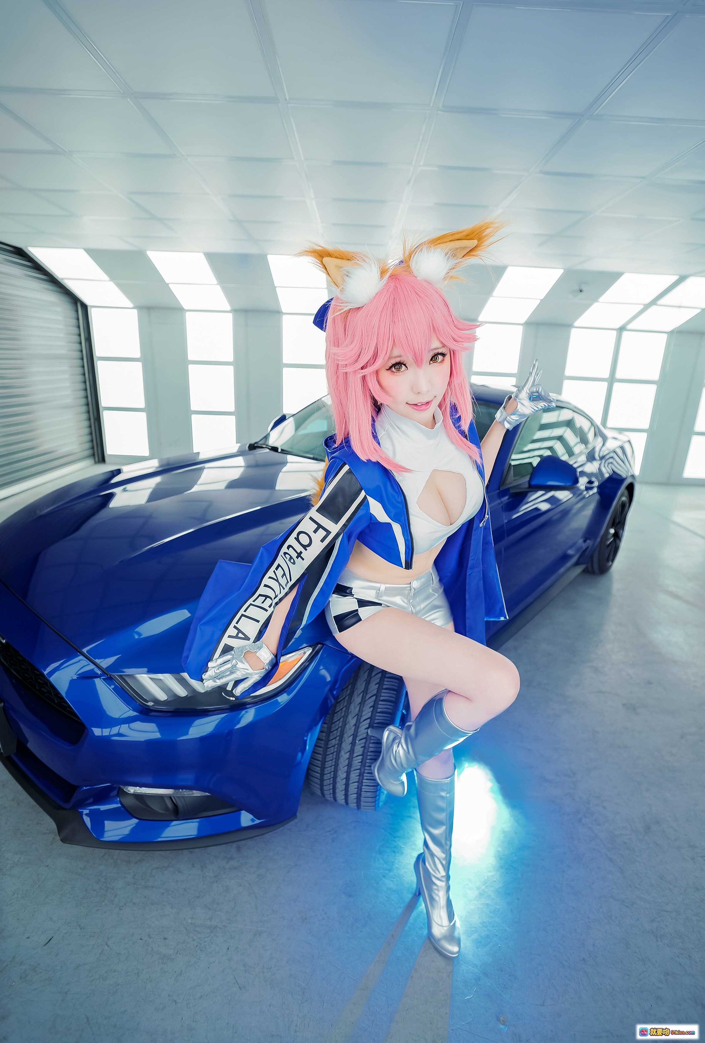 图片[4] - ElyEE子NO.045粉色长发兔耳Cosplay 穿银色短靴配蓝白赛车服 靠蓝色Mustang汽车 赛车主题写真美图 - 就要吻