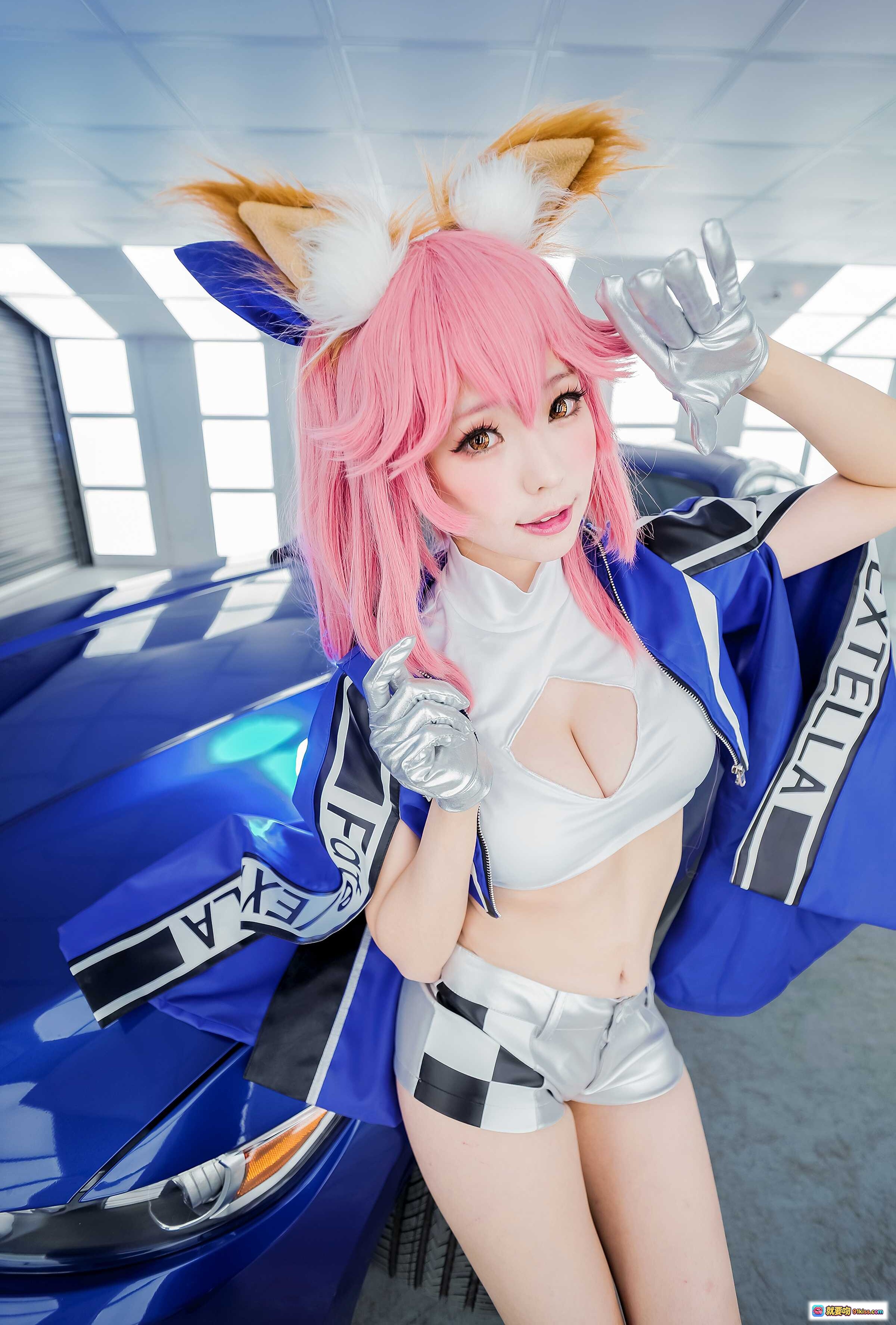 图片[10] - ElyEE子NO.045粉色长发兔耳Cosplay 穿银色短靴配蓝白赛车服 靠蓝色Mustang汽车 赛车主题写真美图 - 就要吻