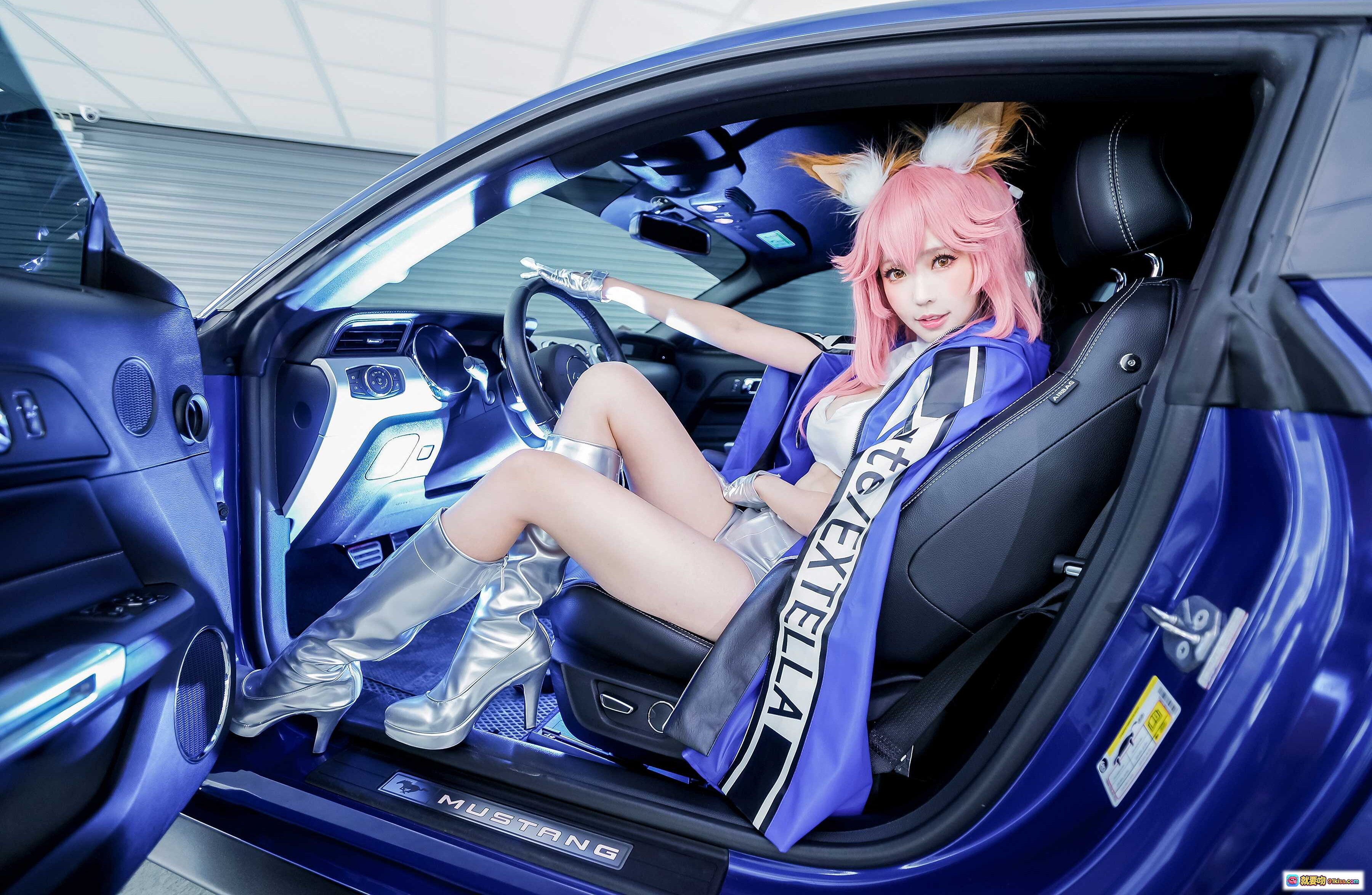 图片[7] - ElyEE子NO.045粉色长发兔耳Cosplay 穿银色短靴配蓝白赛车服 靠蓝色Mustang汽车 赛车主题写真美图 - 就要吻
