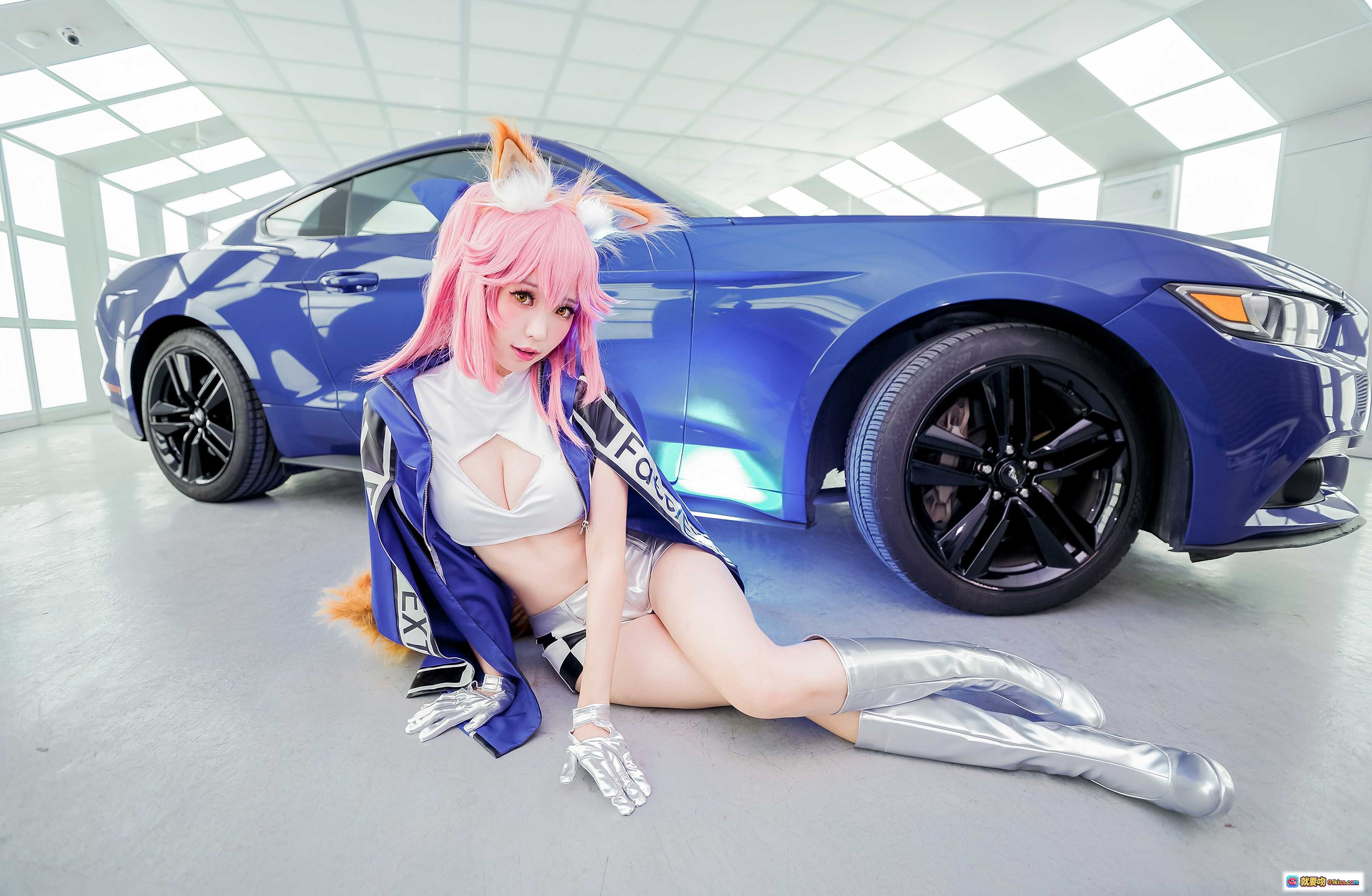图片[3] - ElyEE子NO.045粉色长发兔耳Cosplay 穿银色短靴配蓝白赛车服 靠蓝色Mustang汽车 赛车主题写真美图 - 就要吻