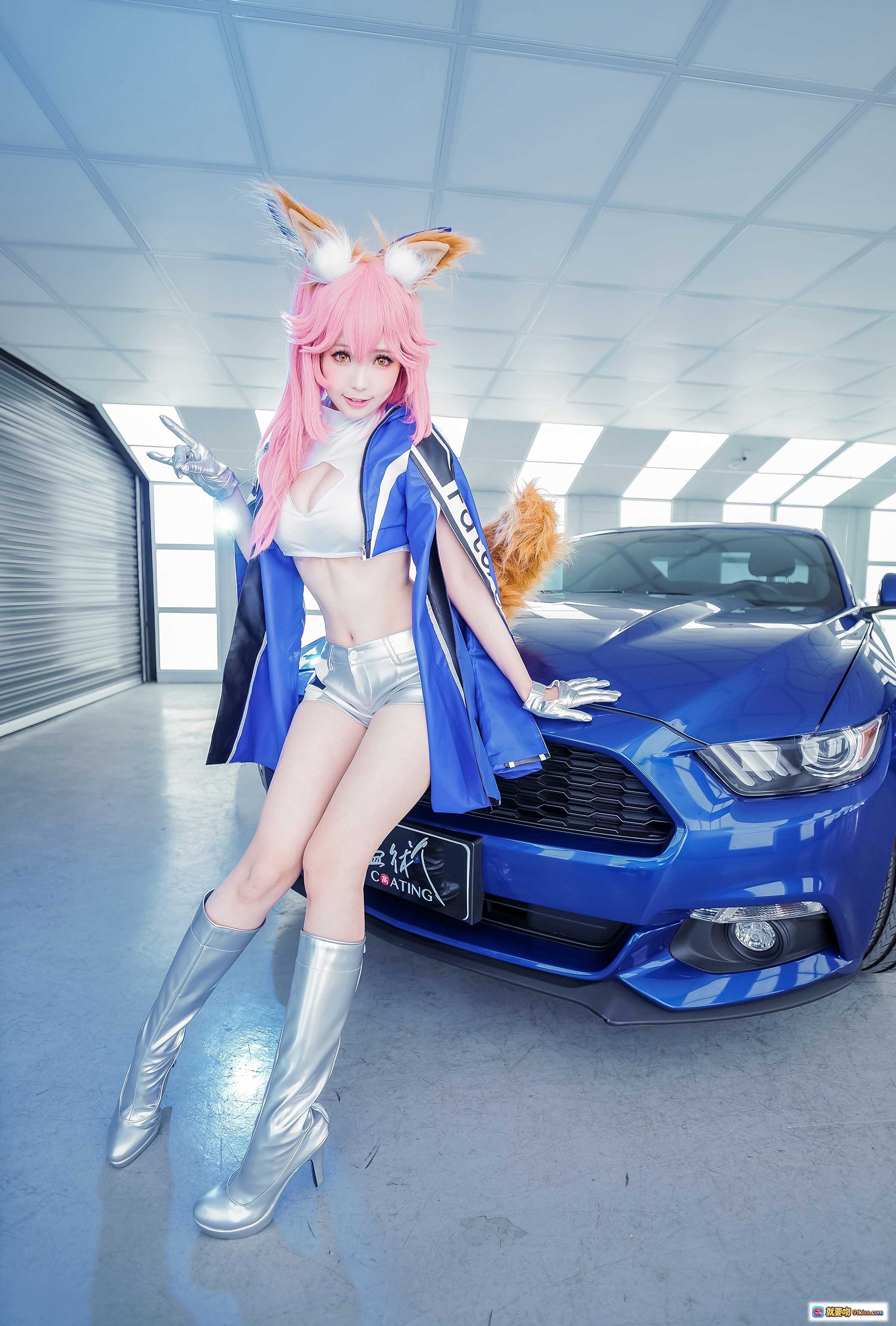 图片[5] - ElyEE子NO.045粉色长发兔耳Cosplay 穿银色短靴配蓝白赛车服 靠蓝色Mustang汽车 赛车主题写真美图 - 就要吻
