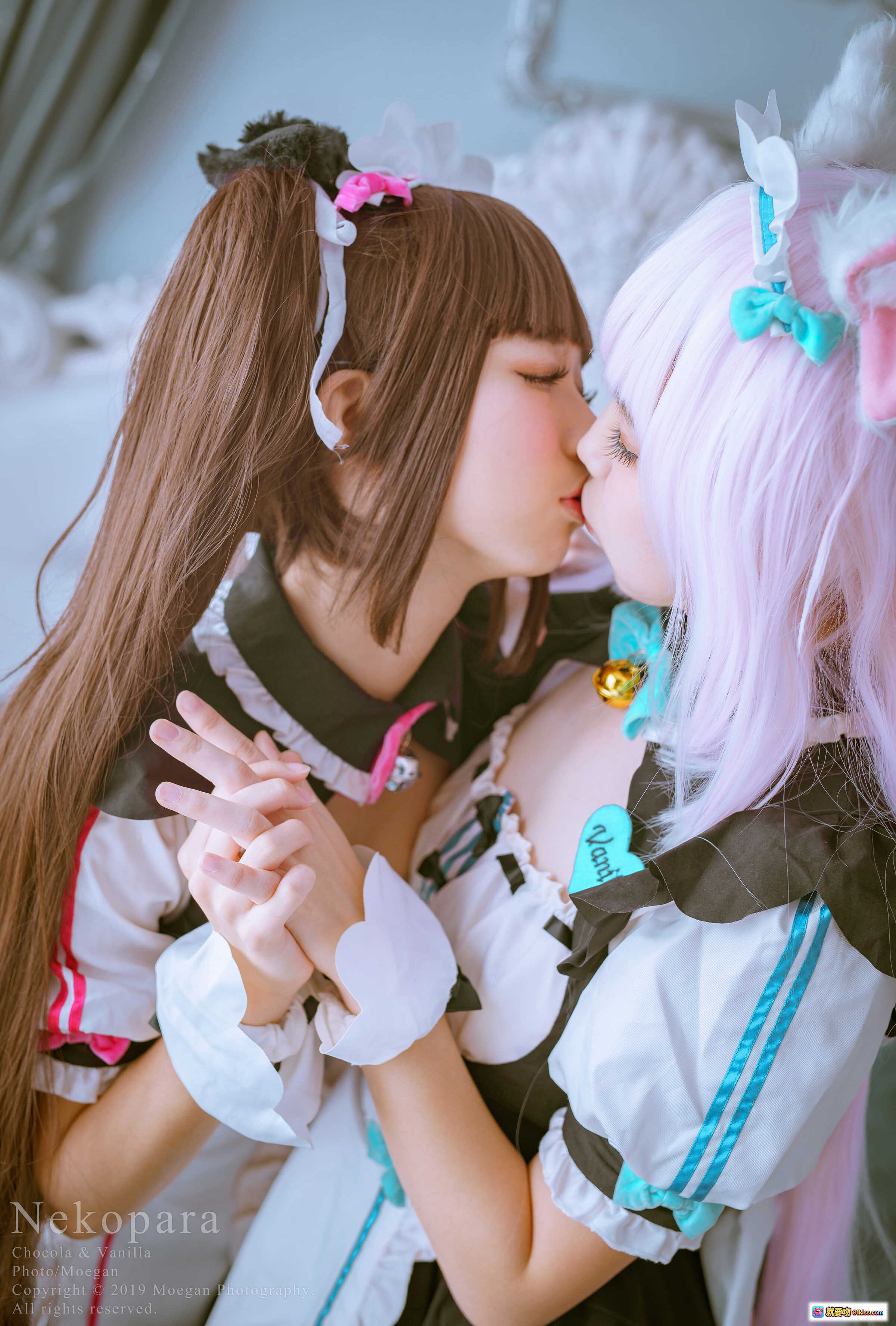 NO.005 鈴鈴Yakira×ネコぱら Cosplay 甜蜜接吻 双人女仆装 粉紫发色 情侣互动 萌系写真 二次元美少女 拍摄花絮 - 就要吻
