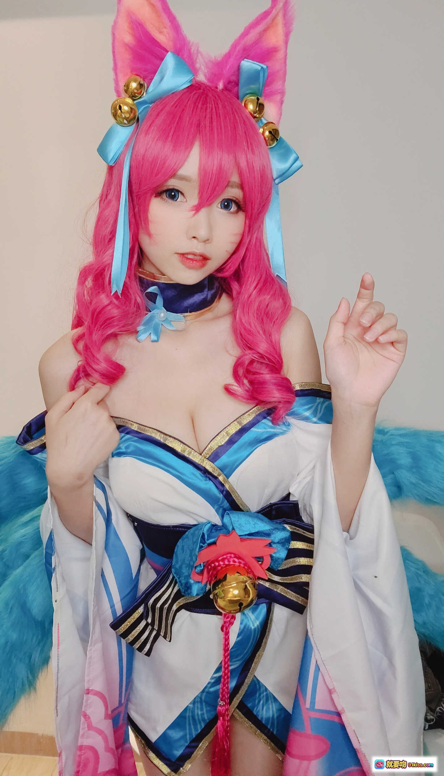 图片[5] - 粉发猫耳少女Cosplay自拍｜蓝白华丽服饰+金色铃铛装饰｜甜美性感风格NO.002 - 就要吻
