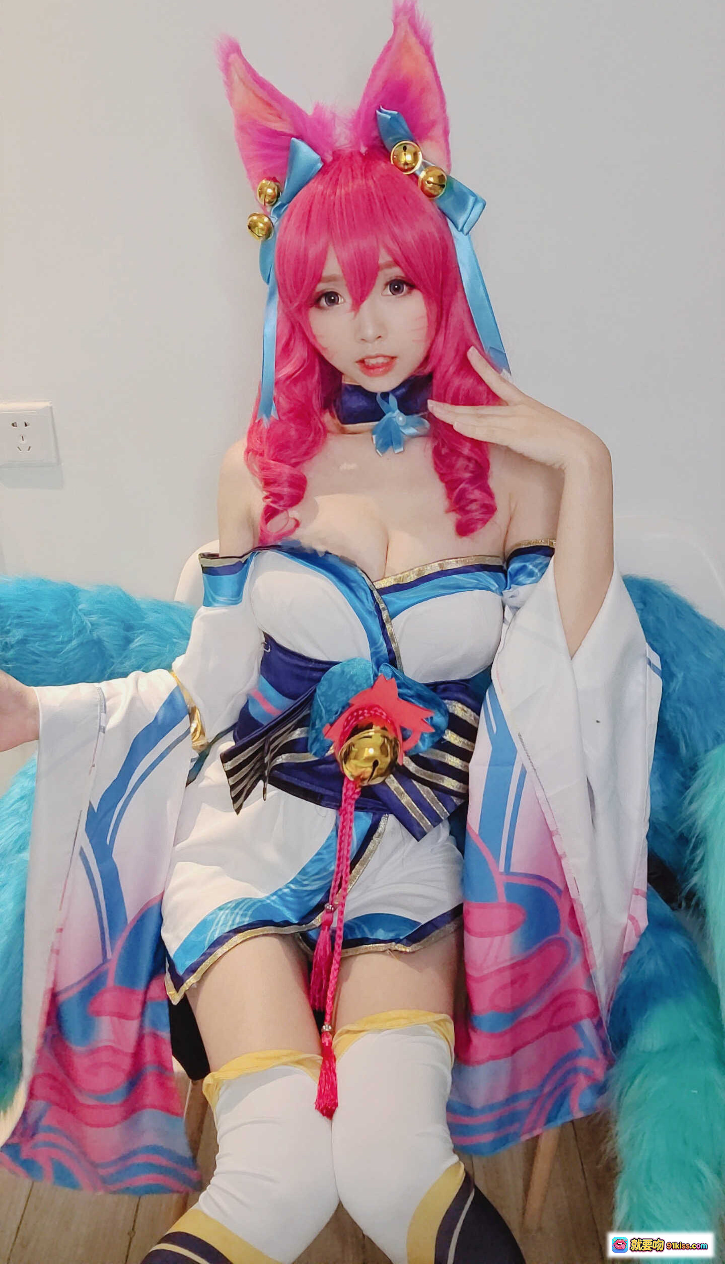 图片[3] - 粉发猫耳少女Cosplay自拍｜蓝白华丽服饰+金色铃铛装饰｜甜美性感风格NO.002 - 就要吻