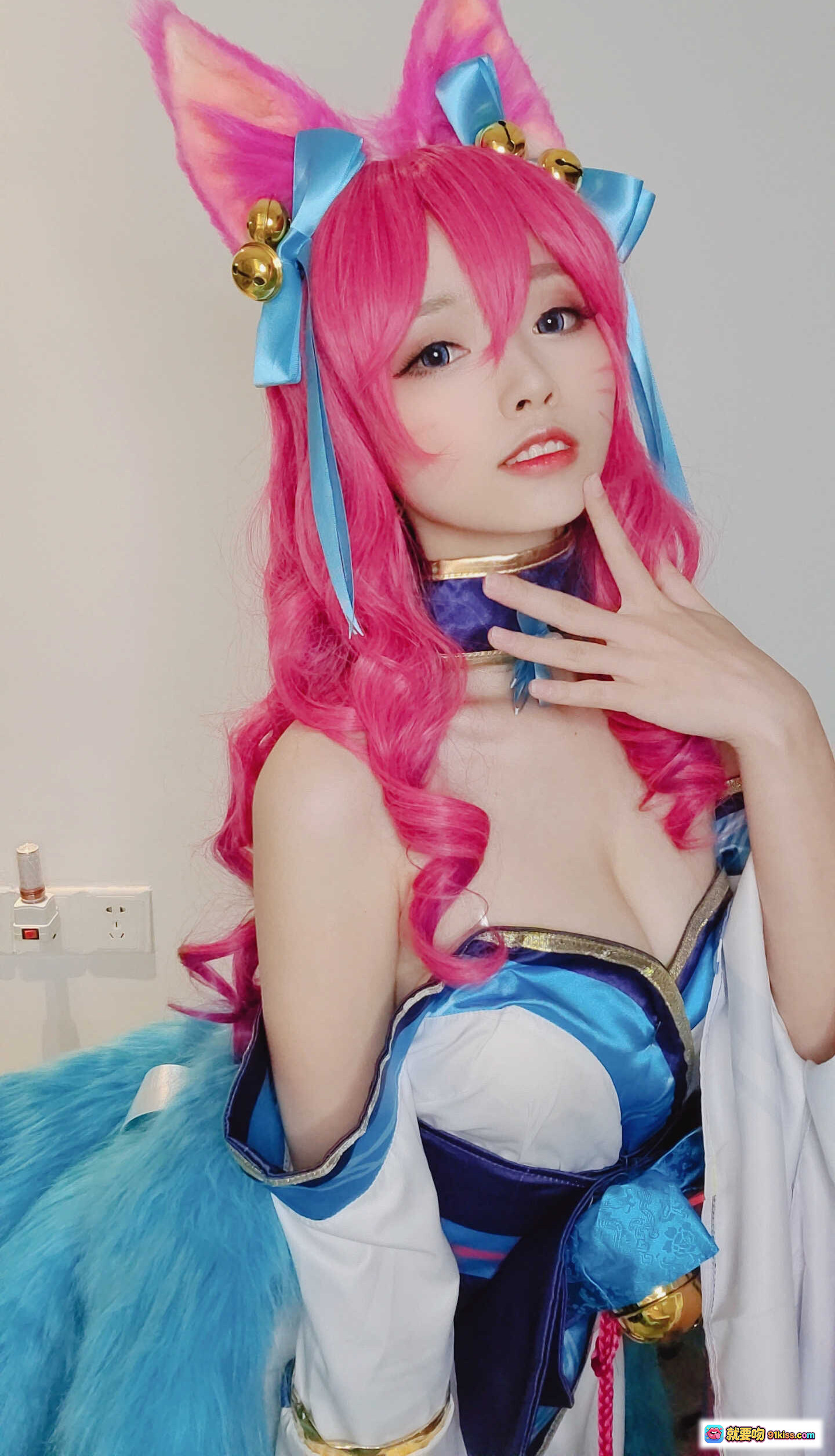 图片[6] - 粉发猫耳少女Cosplay自拍｜蓝白华丽服饰+金色铃铛装饰｜甜美性感风格NO.002 - 就要吻