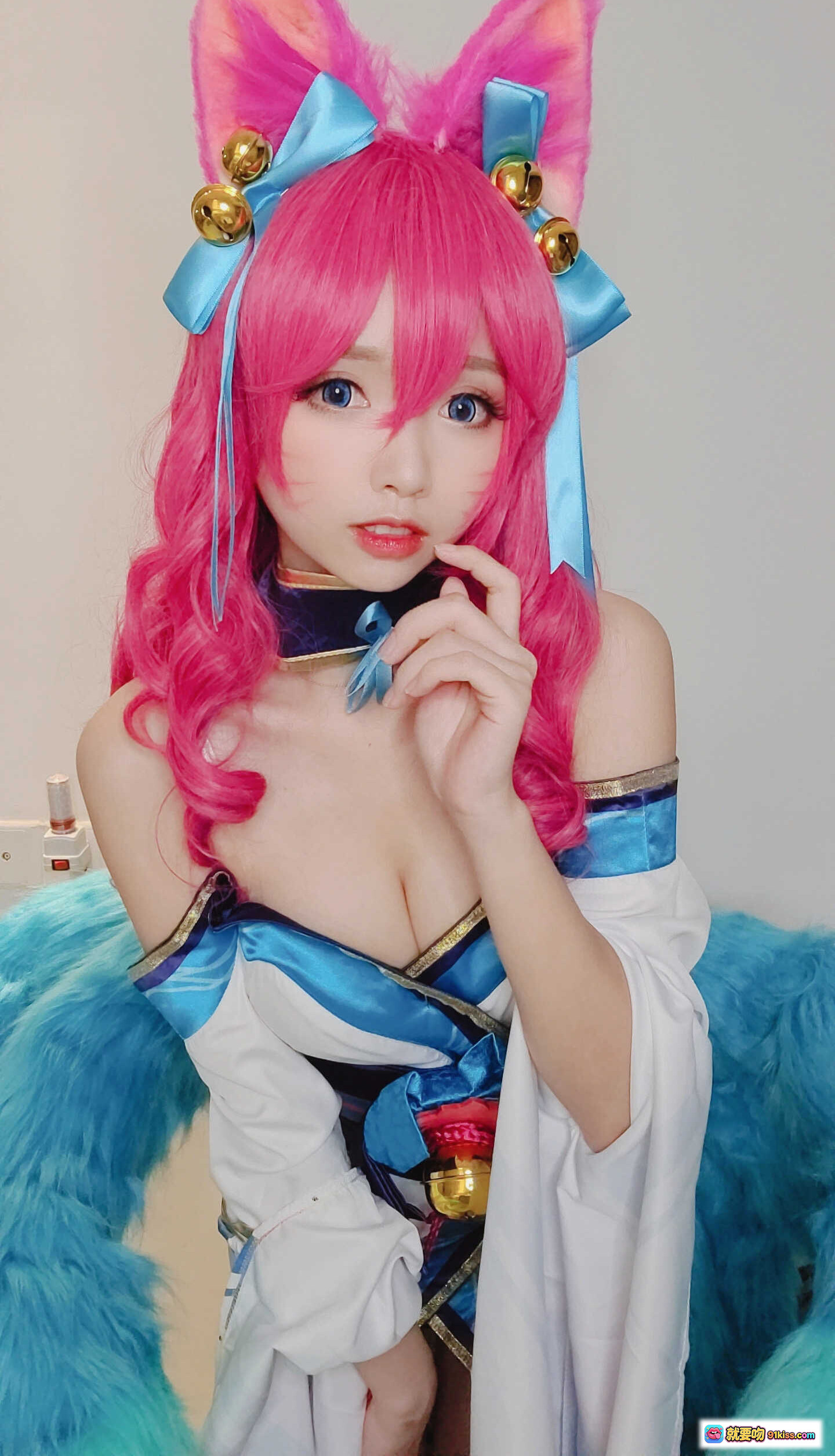 图片[1] - 粉发猫耳少女Cosplay自拍｜蓝白华丽服饰+金色铃铛装饰｜甜美性感风格NO.002 - 就要吻