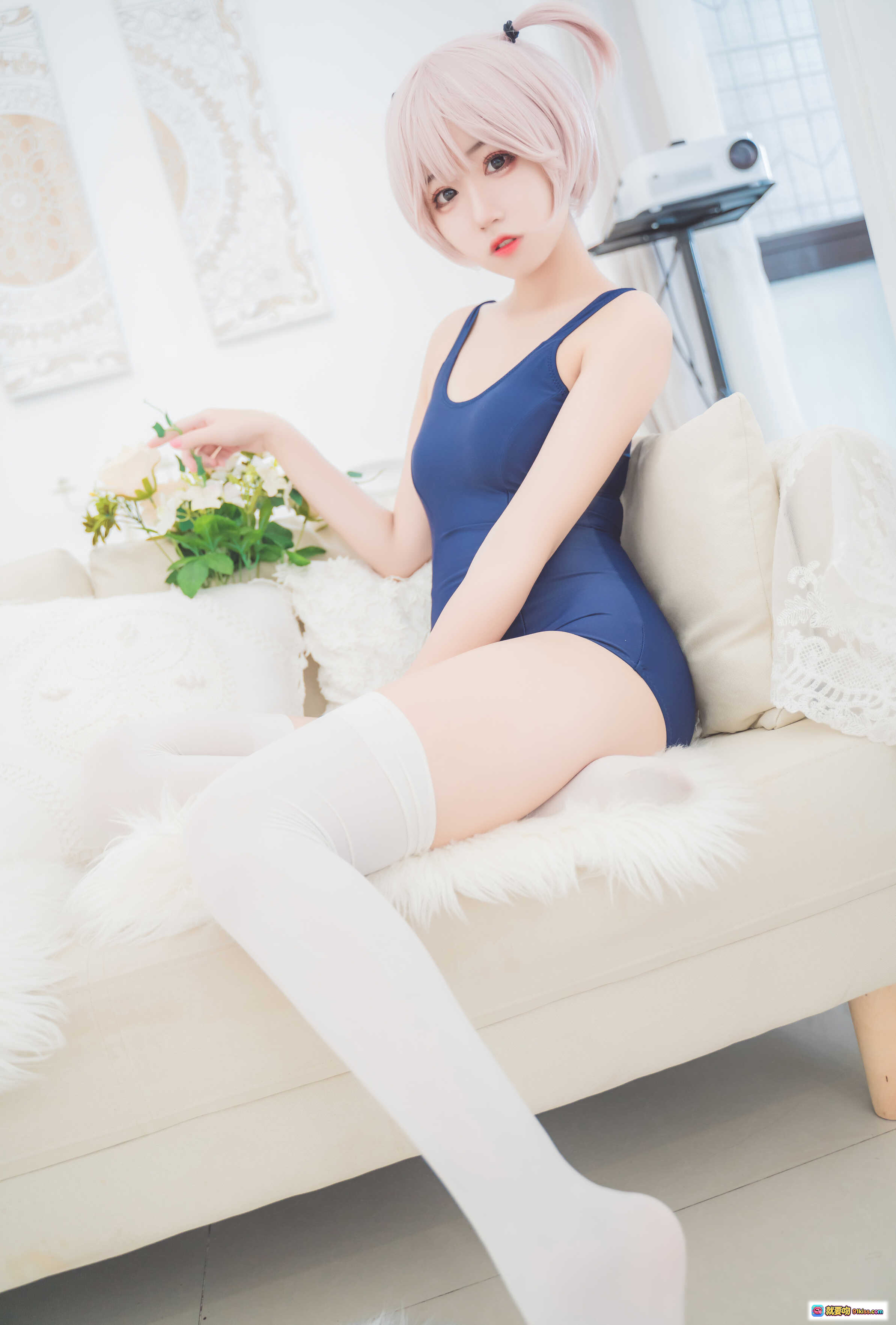 图片[1] - 猫君君_MaoJun NO.004 猫猫死库水cosplay写真 40P高清图集 粉发少女蓝泳衣白长袜居家沙发摆拍 - 就要吻