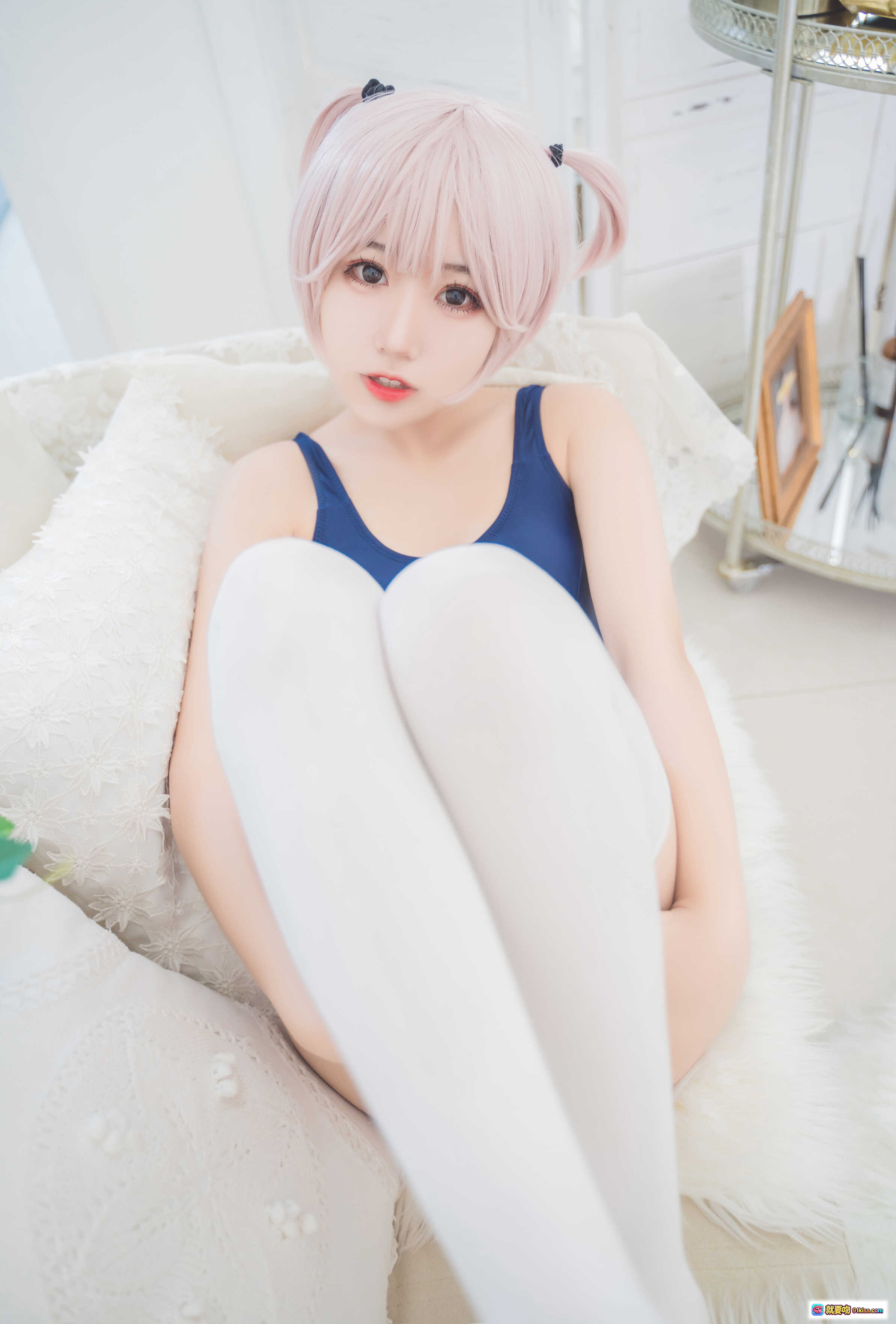 图片[8] - 猫君君_MaoJun NO.004 猫猫死库水cosplay写真 40P高清图集 粉发少女蓝泳衣白长袜居家沙发摆拍 - 就要吻