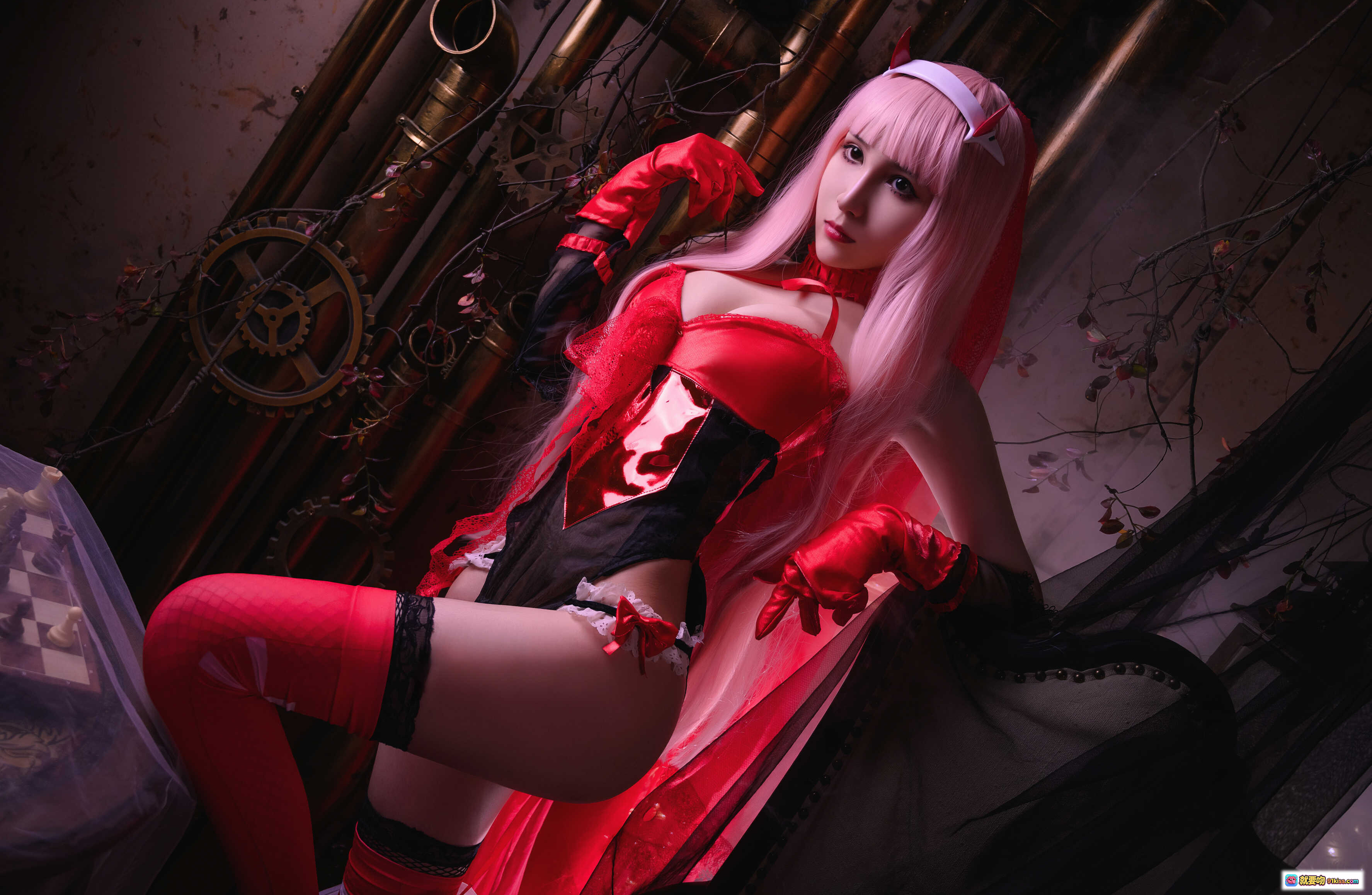 图片[9] - Vams子NO.005红丝袜高跟美腿写真-蕾丝吊带黑边白纱裙复古暗黑风私房摄影 - 就要吻