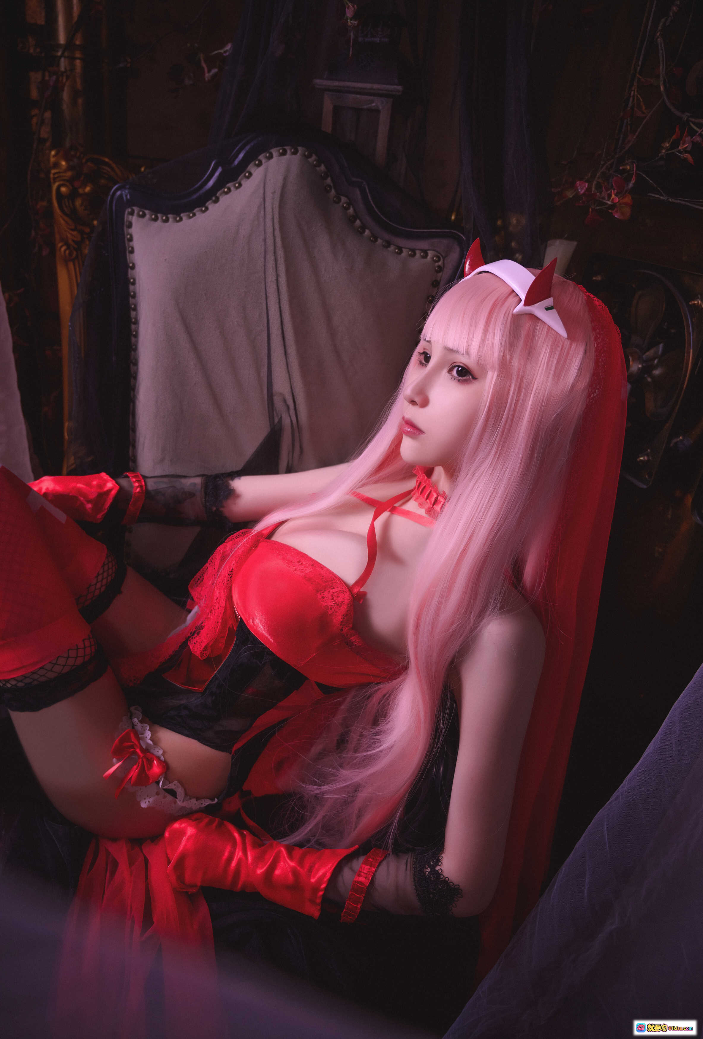 图片[6] - Vams子NO.005红丝袜高跟美腿写真-蕾丝吊带黑边白纱裙复古暗黑风私房摄影 - 就要吻