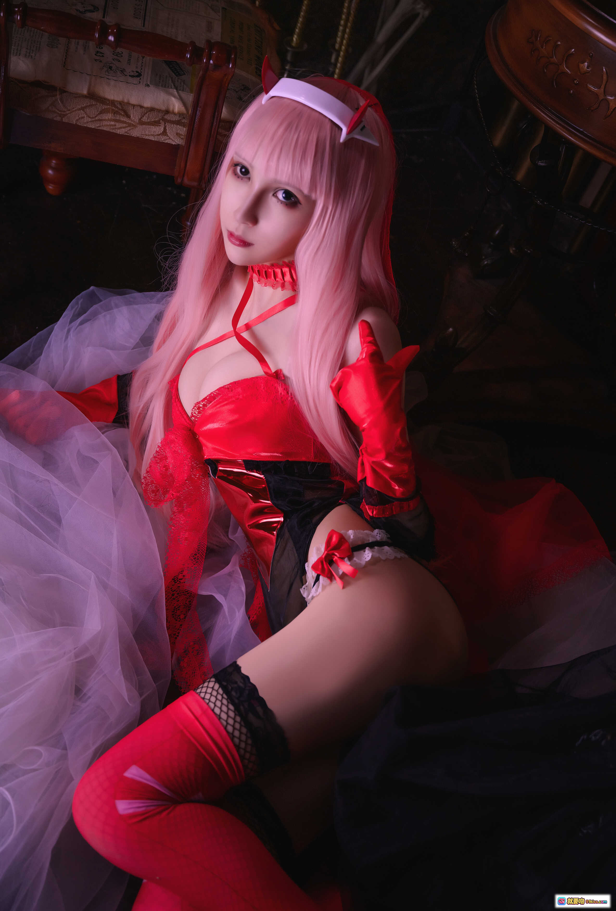 图片[7] - Vams子NO.005红丝袜高跟美腿写真-蕾丝吊带黑边白纱裙复古暗黑风私房摄影 - 就要吻