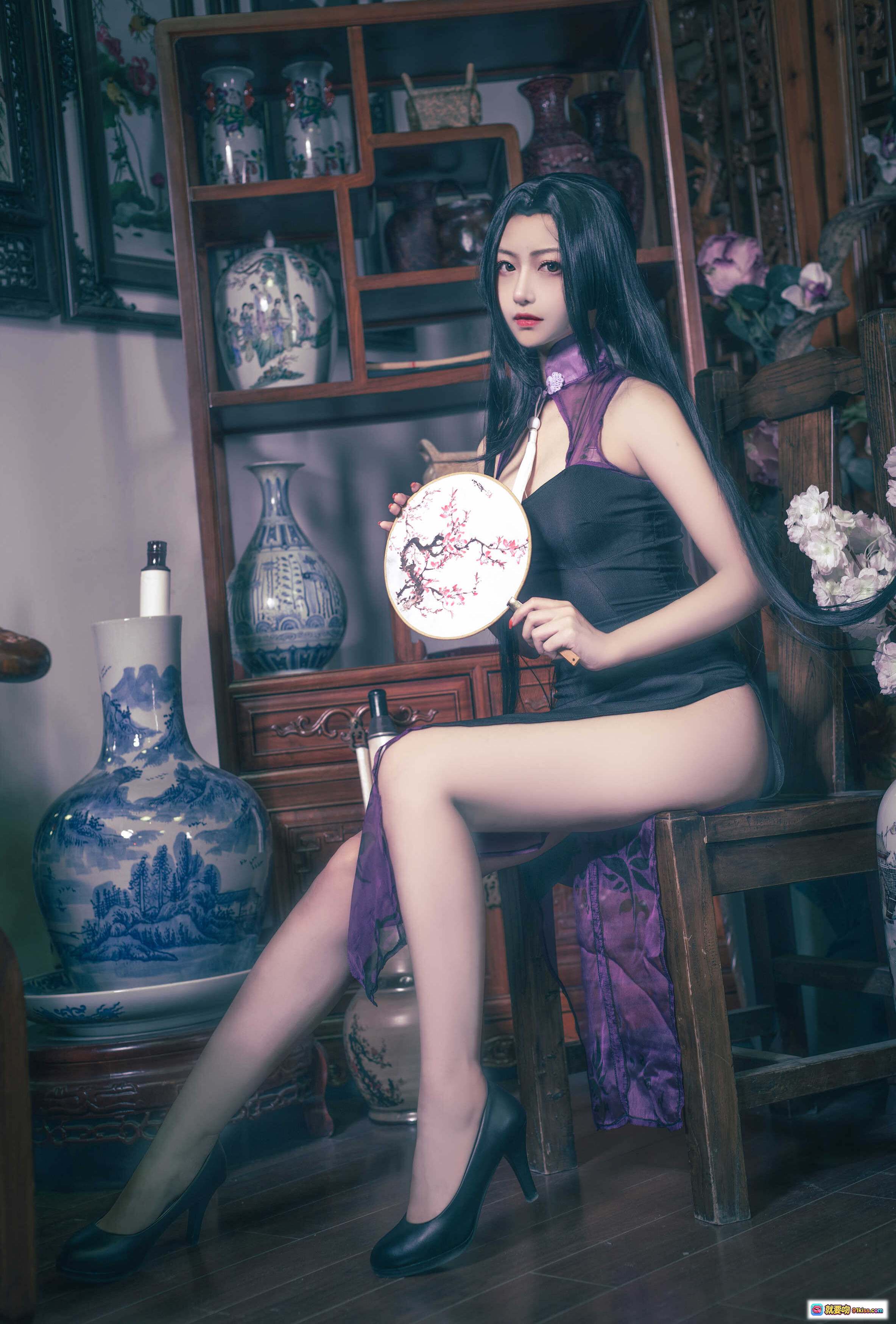 图片[2] - Shika小鹿鹿NO.031万花旗袍写真｜黑紫改良旗袍+团扇+古典木雕背景+白花瓷瓶+丝袜高跟美腿 - 就要吻
