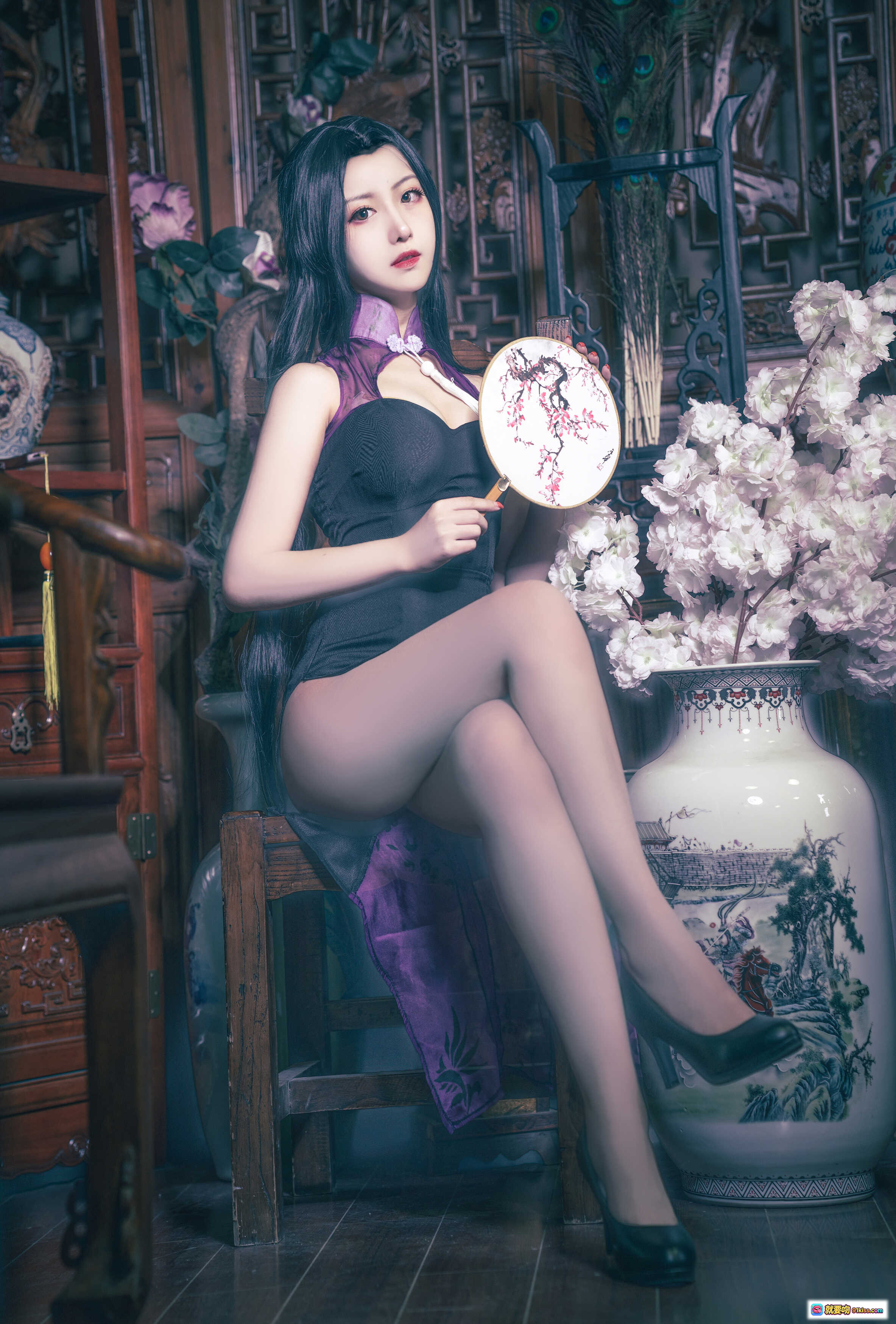 图片[1] - Shika小鹿鹿NO.031万花旗袍写真｜黑紫改良旗袍+团扇+古典木雕背景+白花瓷瓶+丝袜高跟美腿 - 就要吻