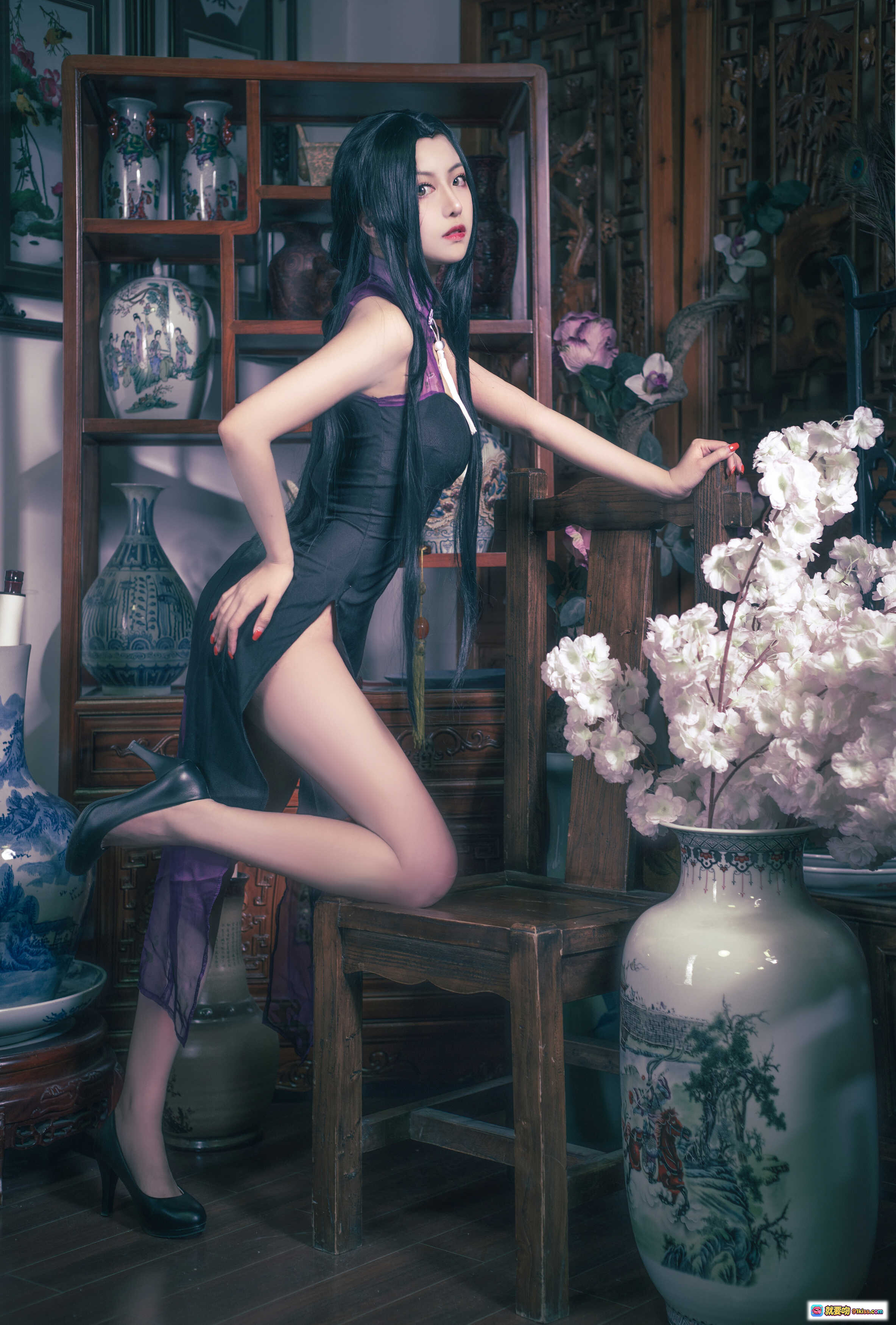 图片[3] - Shika小鹿鹿NO.031万花旗袍写真｜黑紫改良旗袍+团扇+古典木雕背景+白花瓷瓶+丝袜高跟美腿 - 就要吻