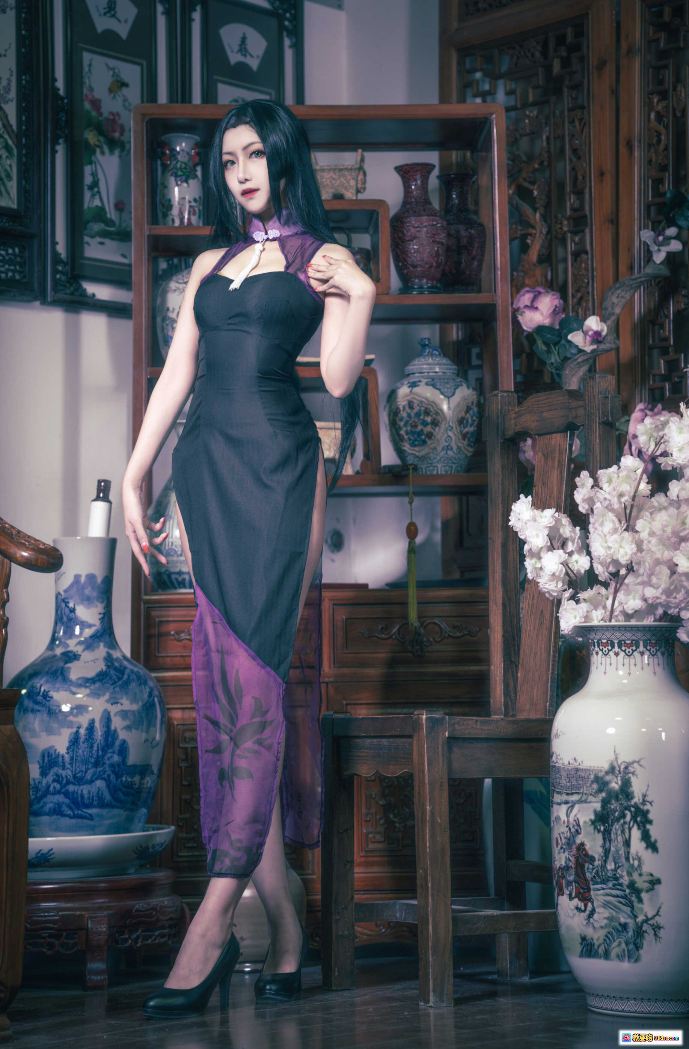 图片[5] - Shika小鹿鹿NO.031万花旗袍写真｜黑紫改良旗袍+团扇+古典木雕背景+白花瓷瓶+丝袜高跟美腿 - 就要吻