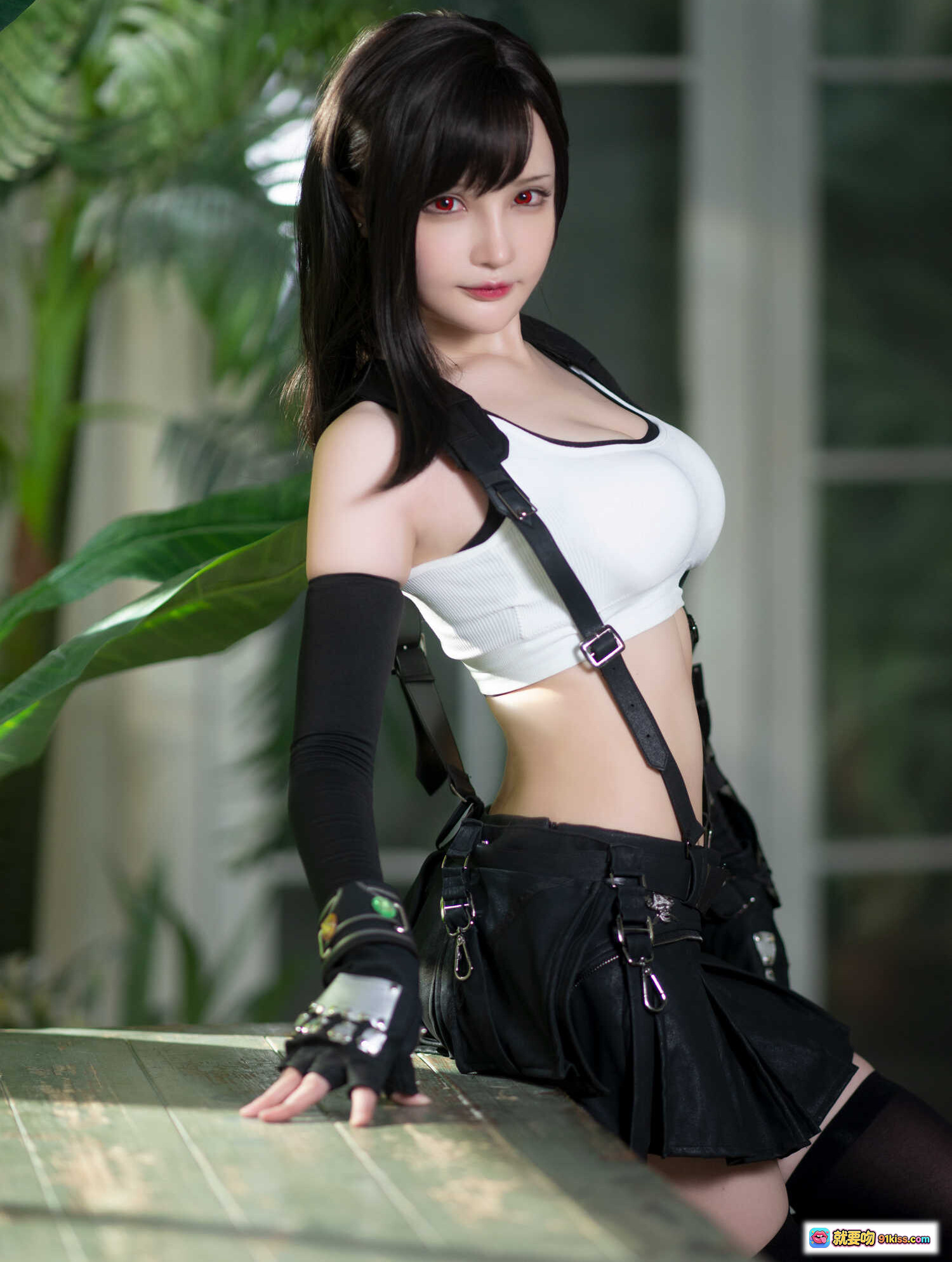 图片[5] - 千夜未来COS蒂法·洛克哈特 白色运动背心 黑色战术背带 红瞳妆容 性感御姐风 木质背景写真 20P高清图集 - 就要吻