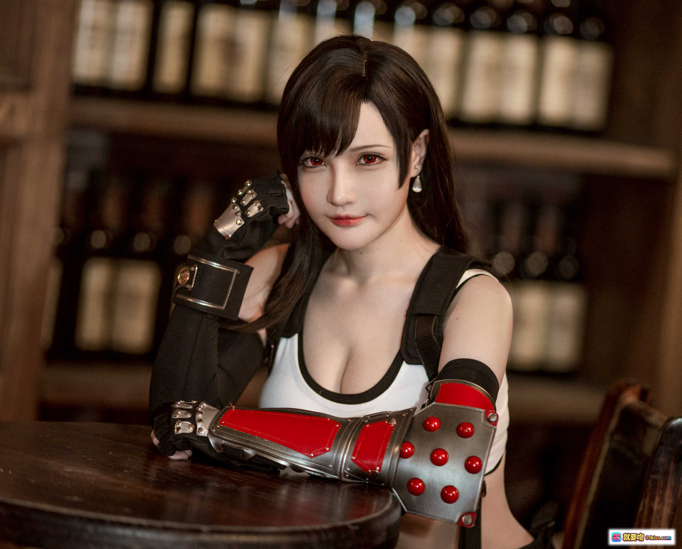 图片[9] - 千夜未来COS蒂法·洛克哈特 白色运动背心 黑色战术背带 红瞳妆容 性感御姐风 木质背景写真 20P高清图集 - 就要吻