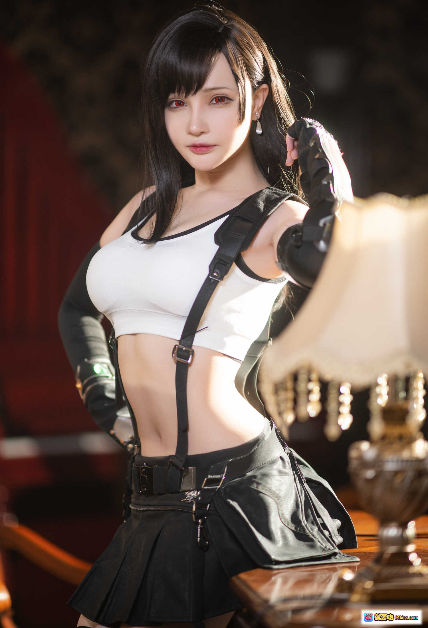 图片[3] - 千夜未来COS蒂法·洛克哈特 白色运动背心 黑色战术背带 红瞳妆容 性感御姐风 木质背景写真 20P高清图集 - 就要吻