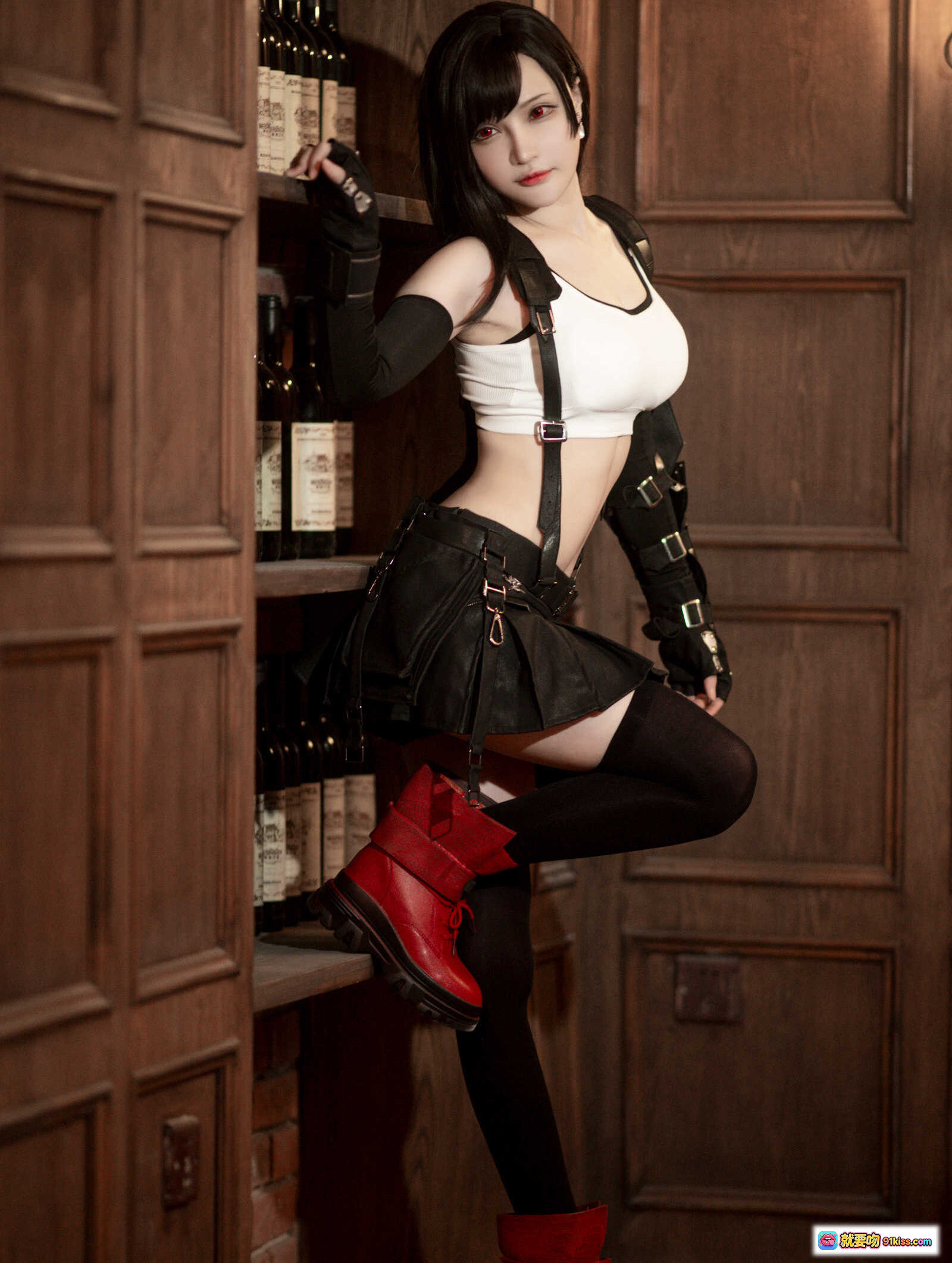 图片[10] - 千夜未来COS蒂法·洛克哈特 白色运动背心 黑色战术背带 红瞳妆容 性感御姐风 木质背景写真 20P高清图集 - 就要吻