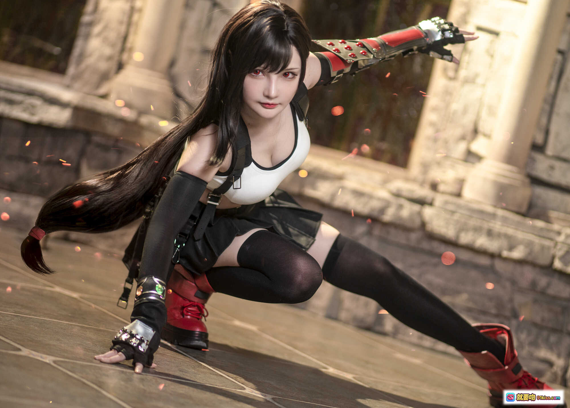 图片[6] - 千夜未来COS蒂法·洛克哈特 白色运动背心 黑色战术背带 红瞳妆容 性感御姐风 木质背景写真 20P高清图集 - 就要吻