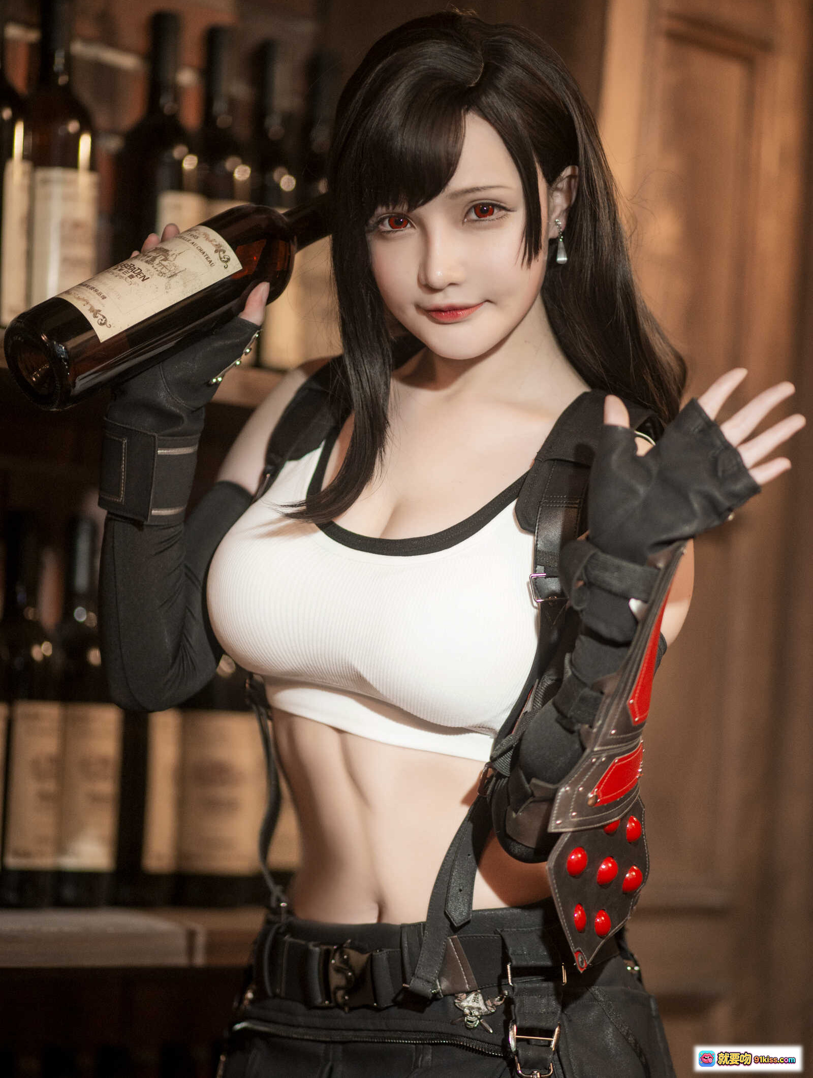 图片[8] - 千夜未来COS蒂法·洛克哈特 白色运动背心 黑色战术背带 红瞳妆容 性感御姐风 木质背景写真 20P高清图集 - 就要吻