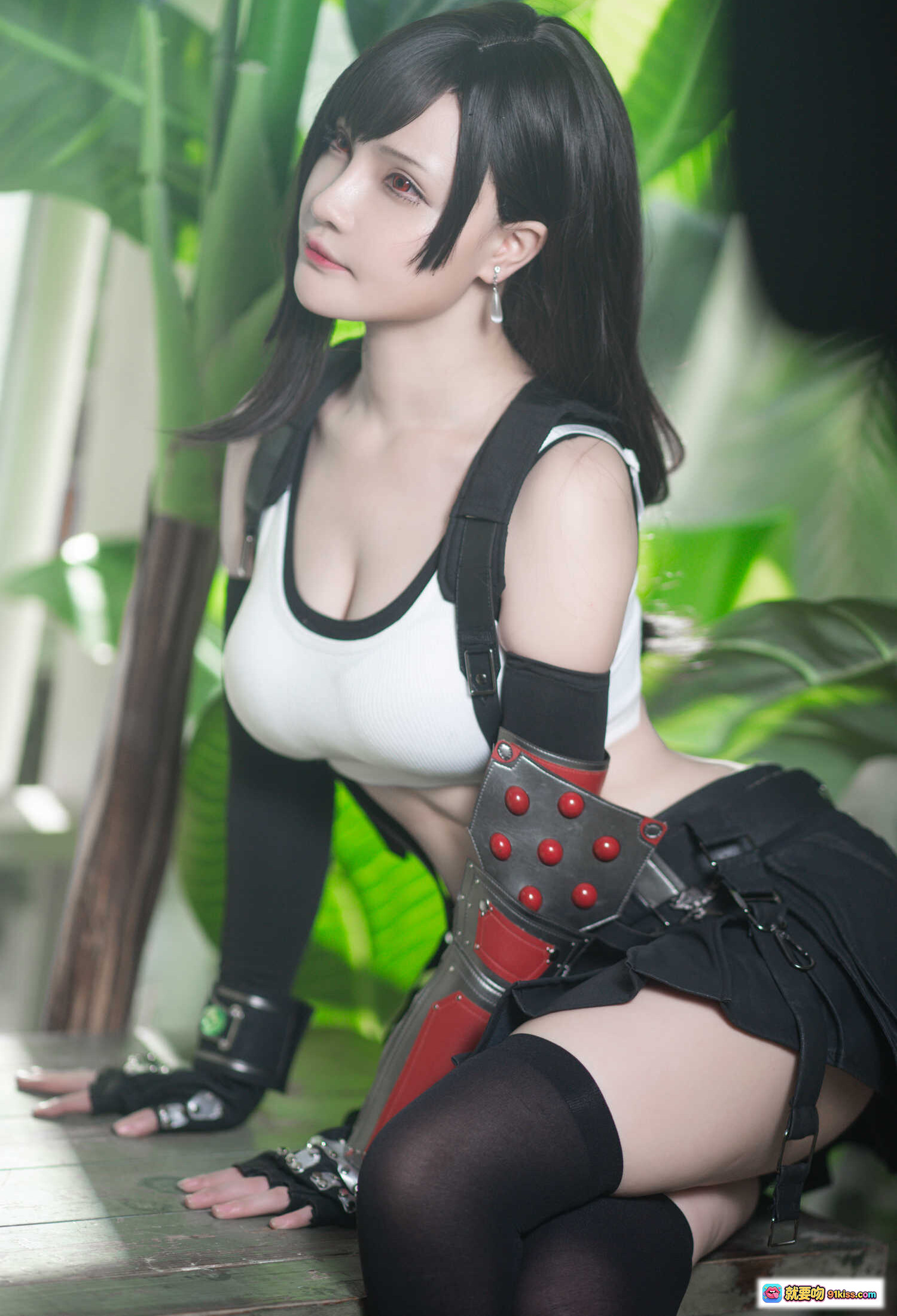 图片[7] - 千夜未来COS蒂法·洛克哈特 白色运动背心 黑色战术背带 红瞳妆容 性感御姐风 木质背景写真 20P高清图集 - 就要吻