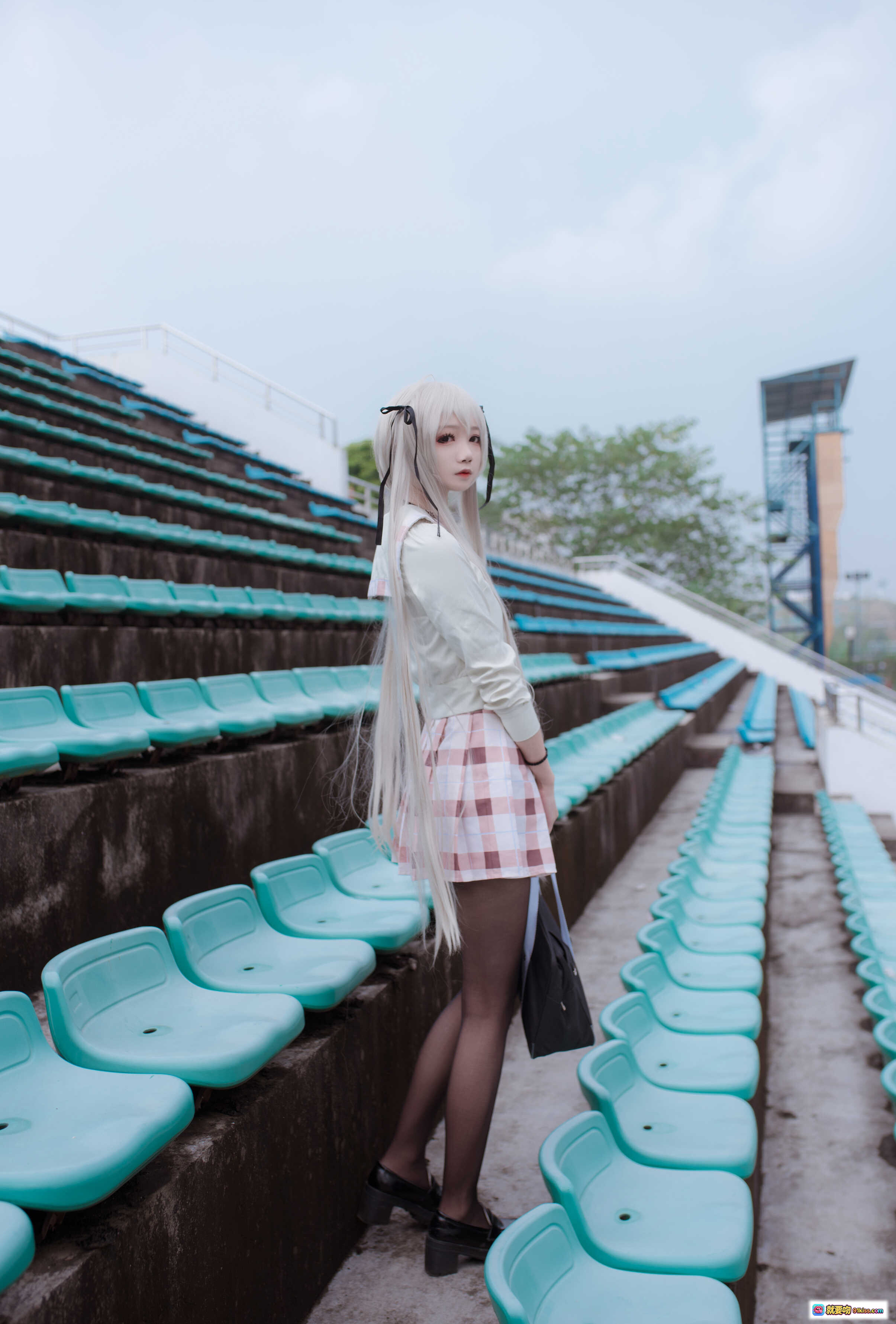图片[1] - 五更百鬼_NO.015 校服穹cosplay 穹妹动漫角色扮演 体育场看台青色座椅写真 白发双马尾格子裙黑丝美腿少女风 - 就要吻