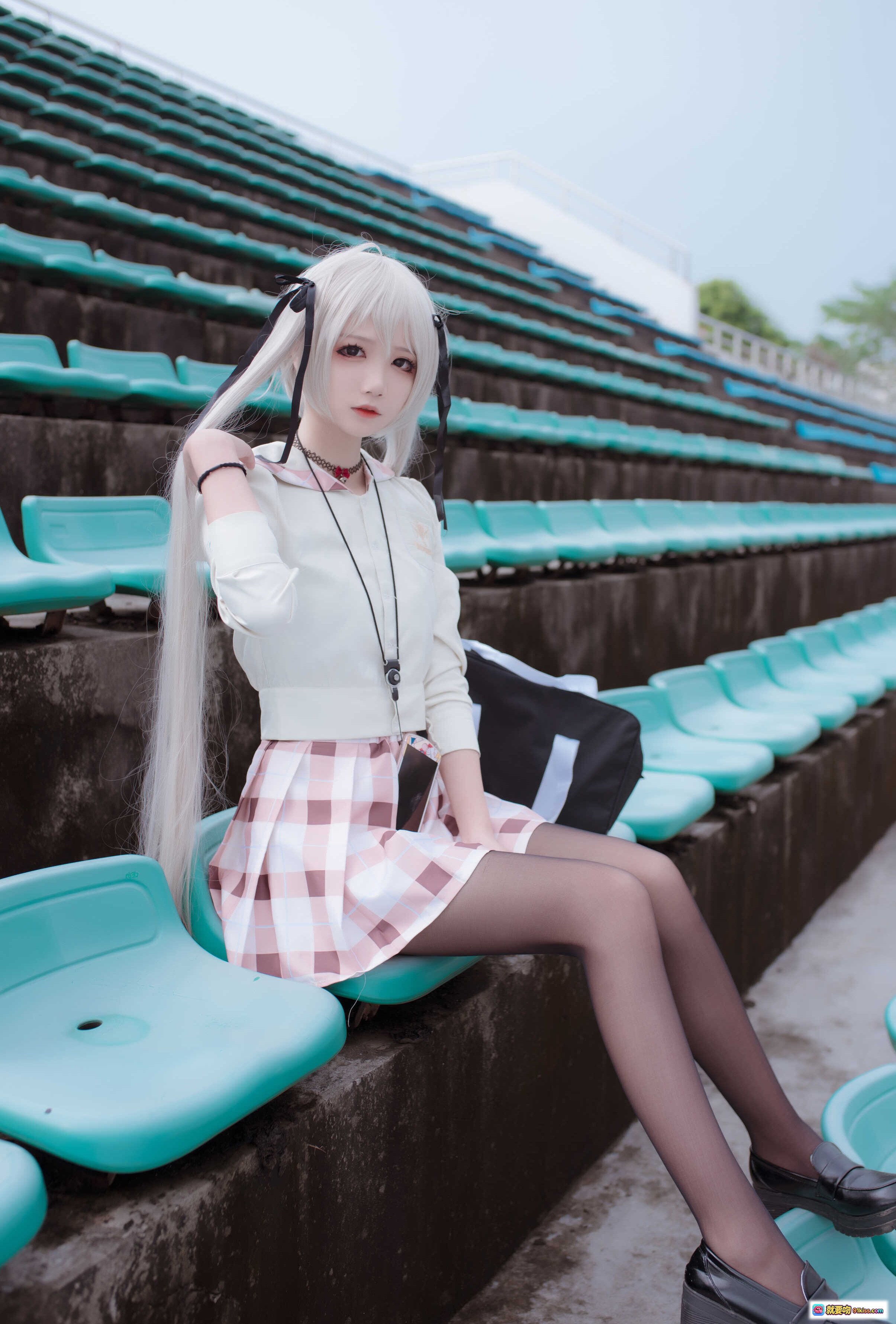 图片[3] - 五更百鬼_NO.015 校服穹cosplay 穹妹动漫角色扮演 体育场看台青色座椅写真 白发双马尾格子裙黑丝美腿少女风 - 就要吻