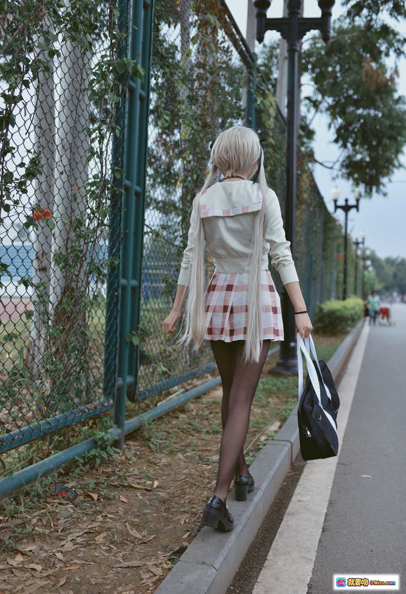 图片[6] - 五更百鬼_NO.015 校服穹cosplay 穹妹动漫角色扮演 体育场看台青色座椅写真 白发双马尾格子裙黑丝美腿少女风 - 就要吻