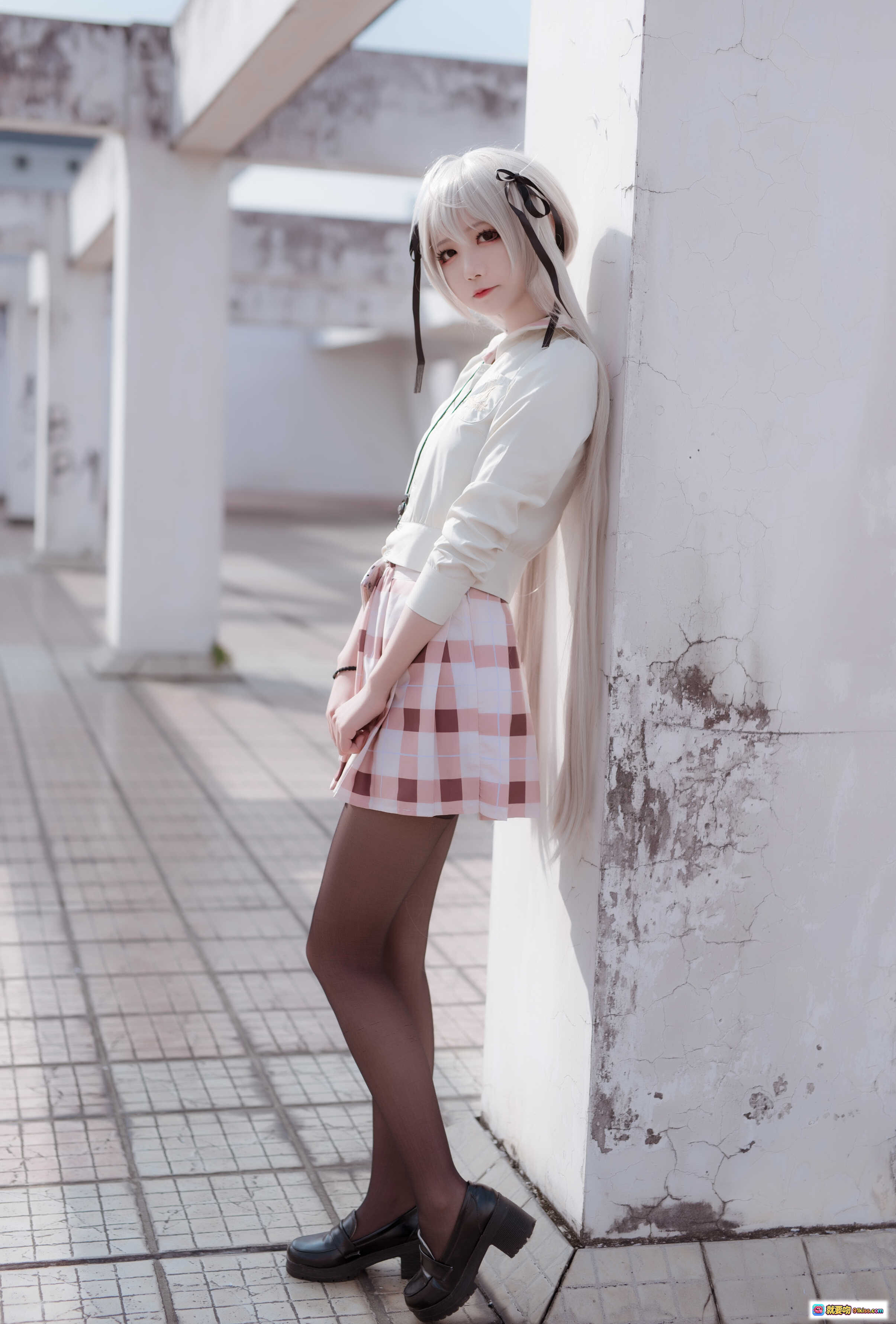 图片[9] - 五更百鬼_NO.015 校服穹cosplay 穹妹动漫角色扮演 体育场看台青色座椅写真 白发双马尾格子裙黑丝美腿少女风 - 就要吻