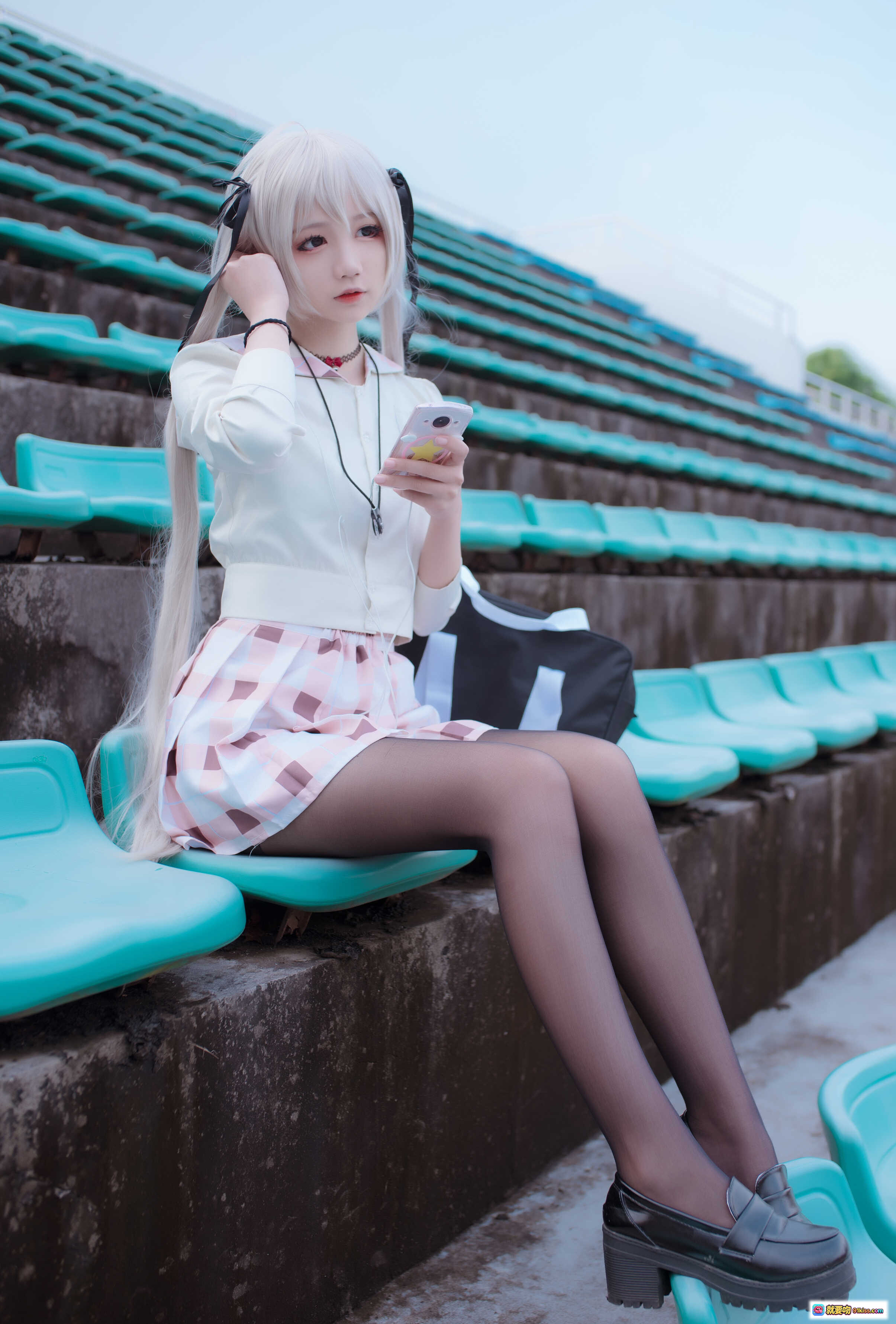 图片[2] - 五更百鬼_NO.015 校服穹cosplay 穹妹动漫角色扮演 体育场看台青色座椅写真 白发双马尾格子裙黑丝美腿少女风 - 就要吻