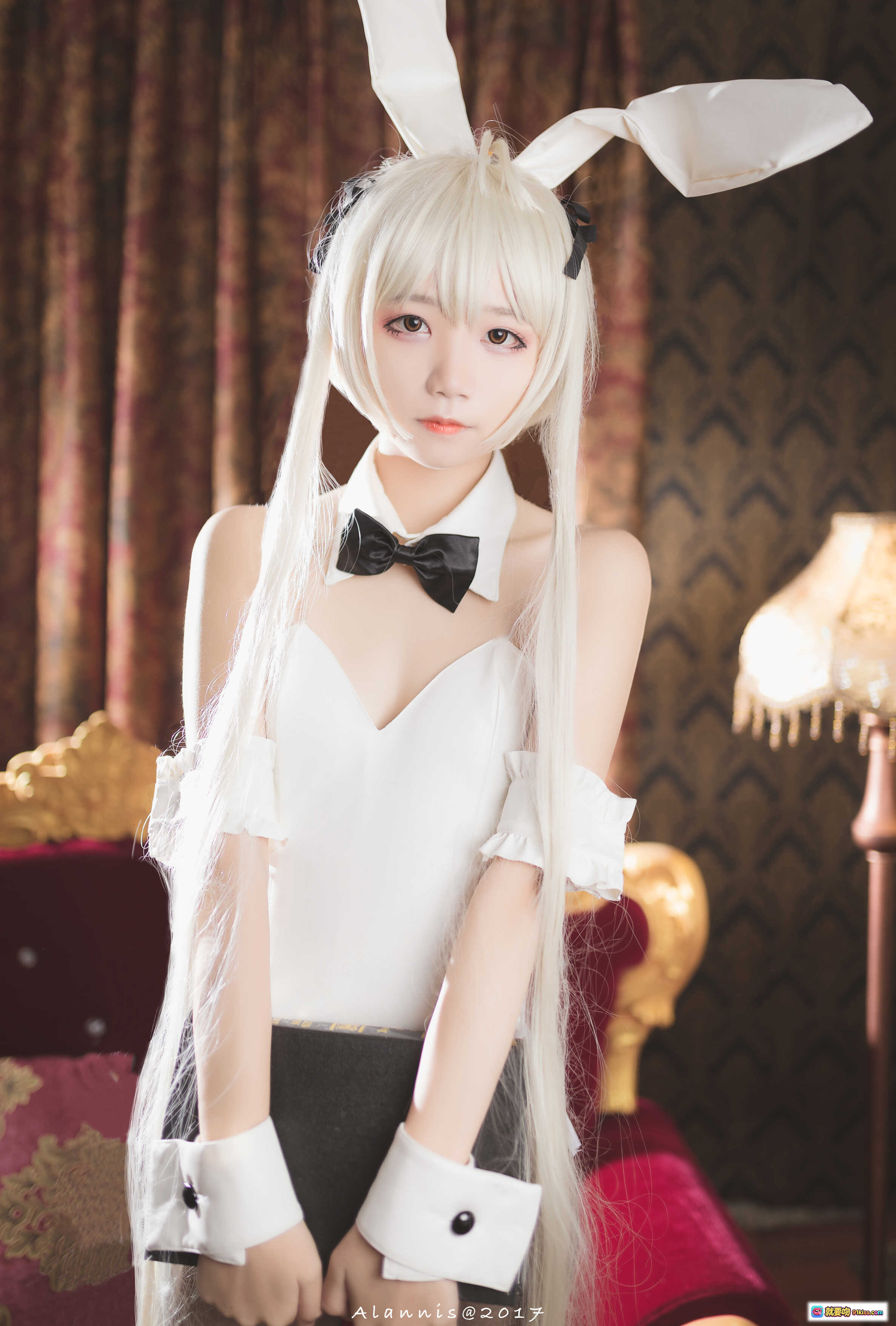 图片[1] - 五更百鬼_NO.019 兔女郎cosplay 白发双马尾 白色兔耳 黑领结女仆装 室内复古风写真 11P高清图集 - 就要吻