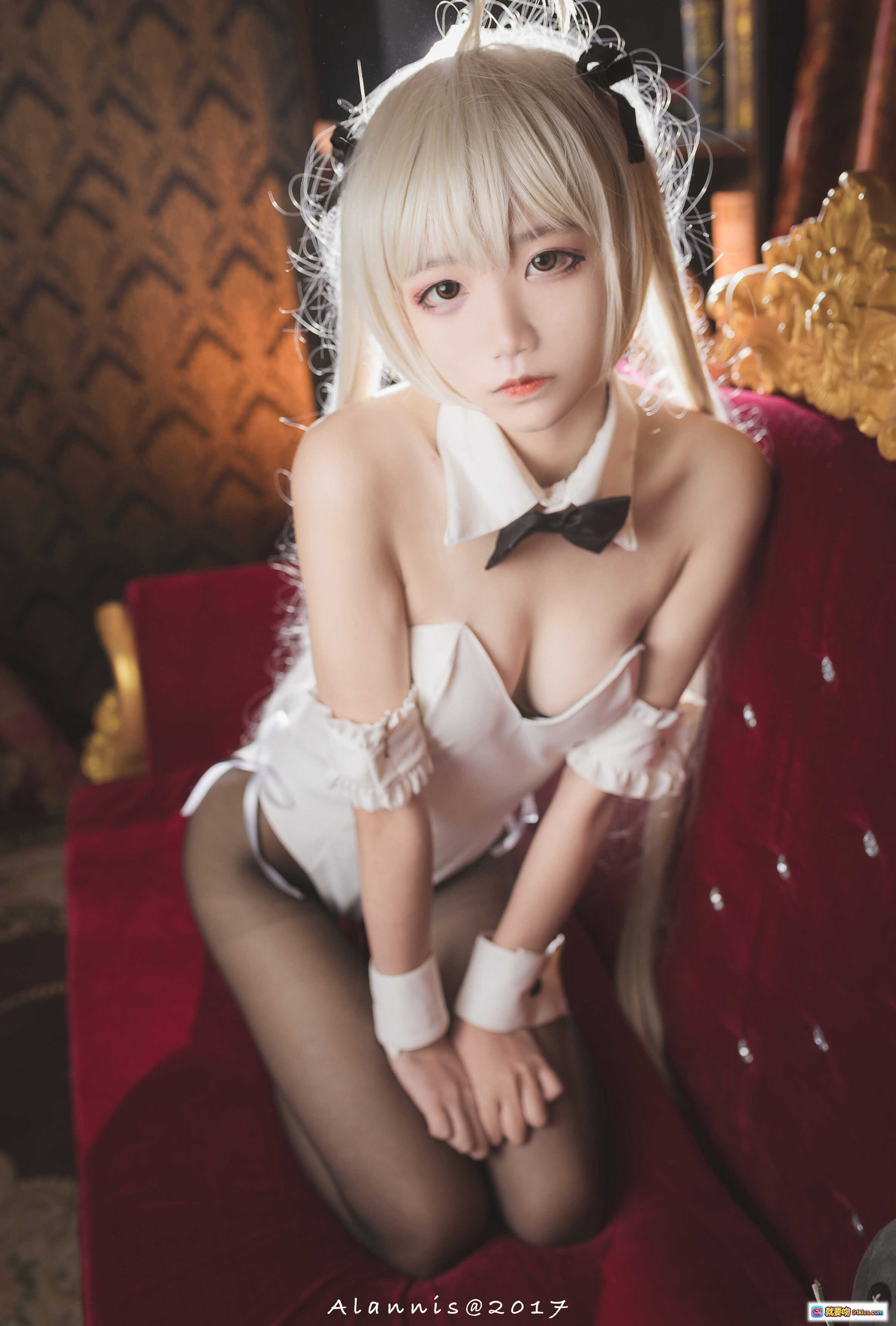 图片[3] - 五更百鬼_NO.019 兔女郎cosplay 白发双马尾 白色兔耳 黑领结女仆装 室内复古风写真 11P高清图集 - 就要吻