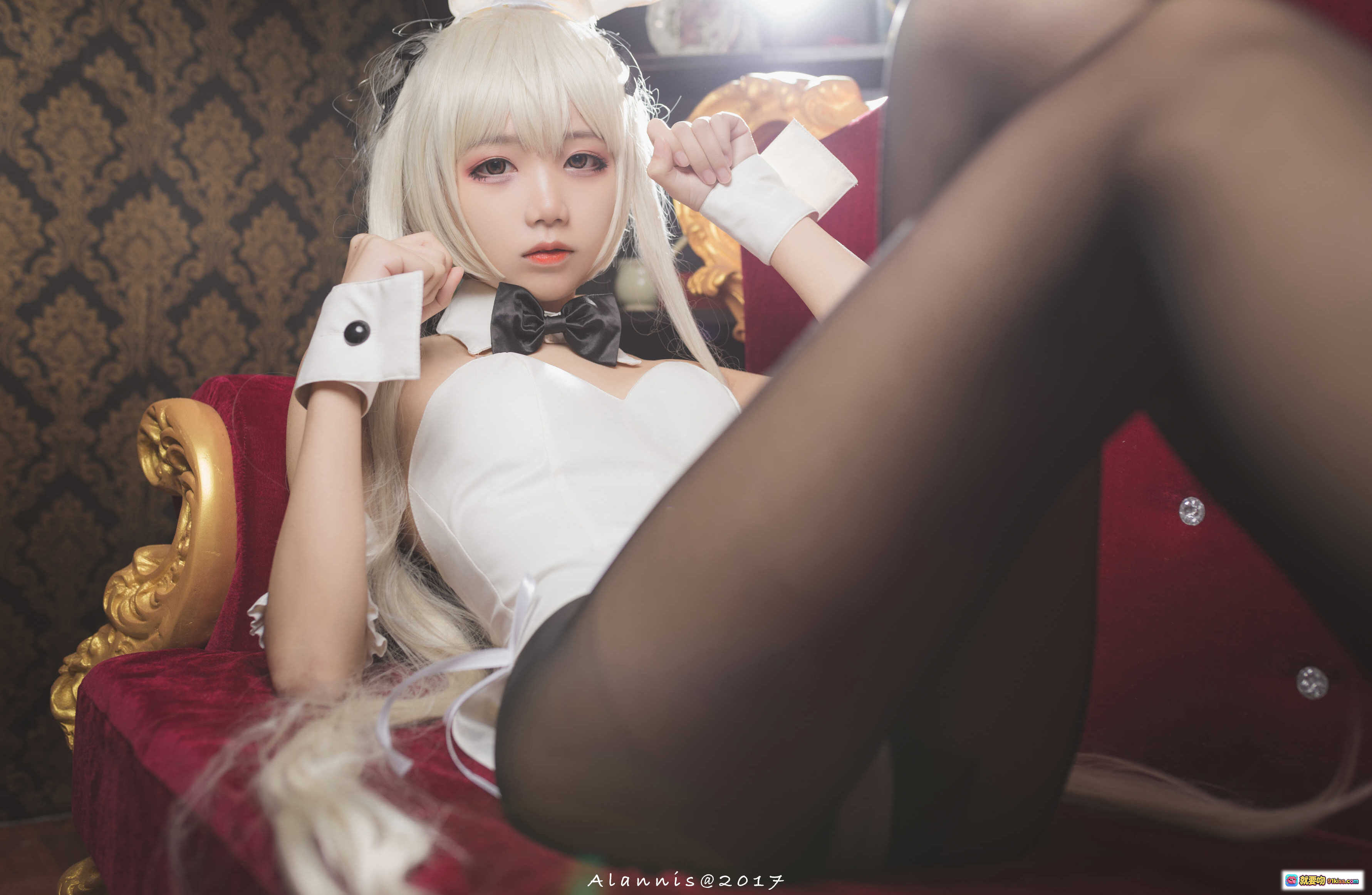 图片[9] - 五更百鬼_NO.019 兔女郎cosplay 白发双马尾 白色兔耳 黑领结女仆装 室内复古风写真 11P高清图集 - 就要吻