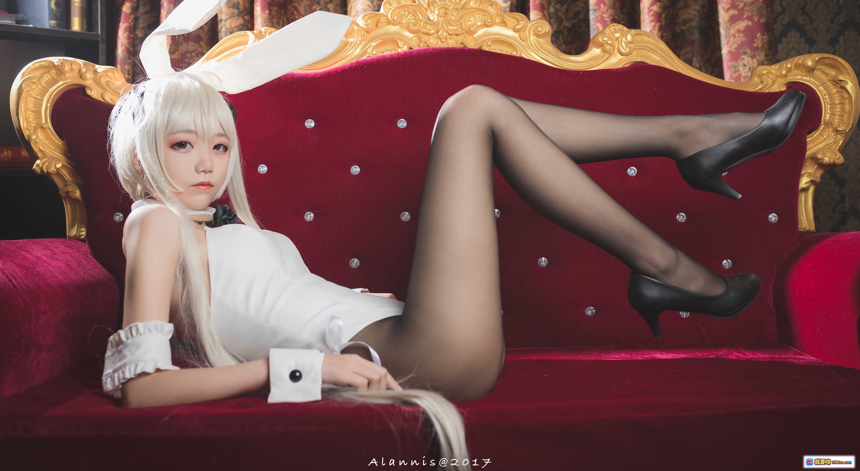 图片[2] - 五更百鬼_NO.019 兔女郎cosplay 白发双马尾 白色兔耳 黑领结女仆装 室内复古风写真 11P高清图集 - 就要吻