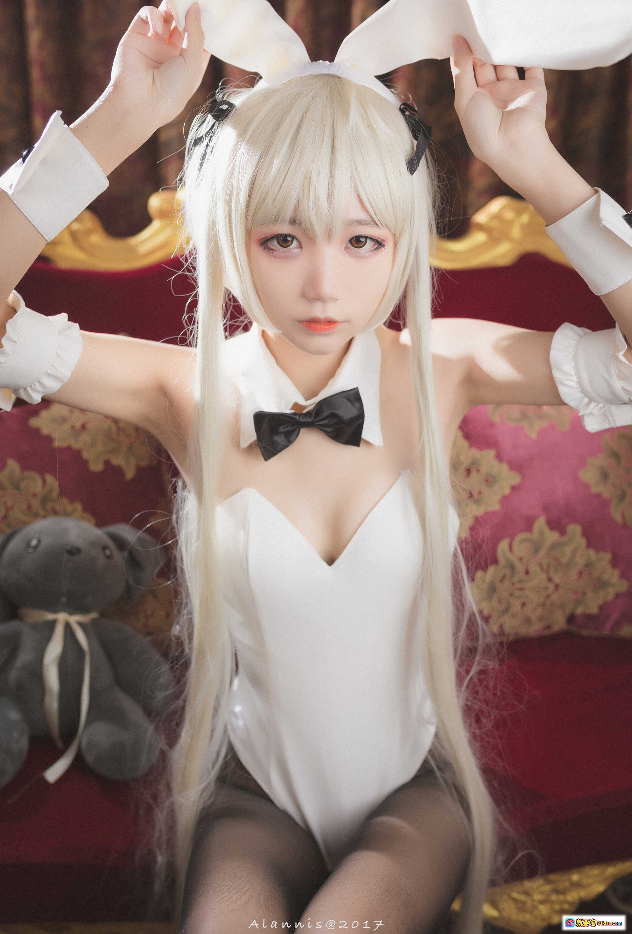 图片[6] - 五更百鬼_NO.019 兔女郎cosplay 白发双马尾 白色兔耳 黑领结女仆装 室内复古风写真 11P高清图集 - 就要吻