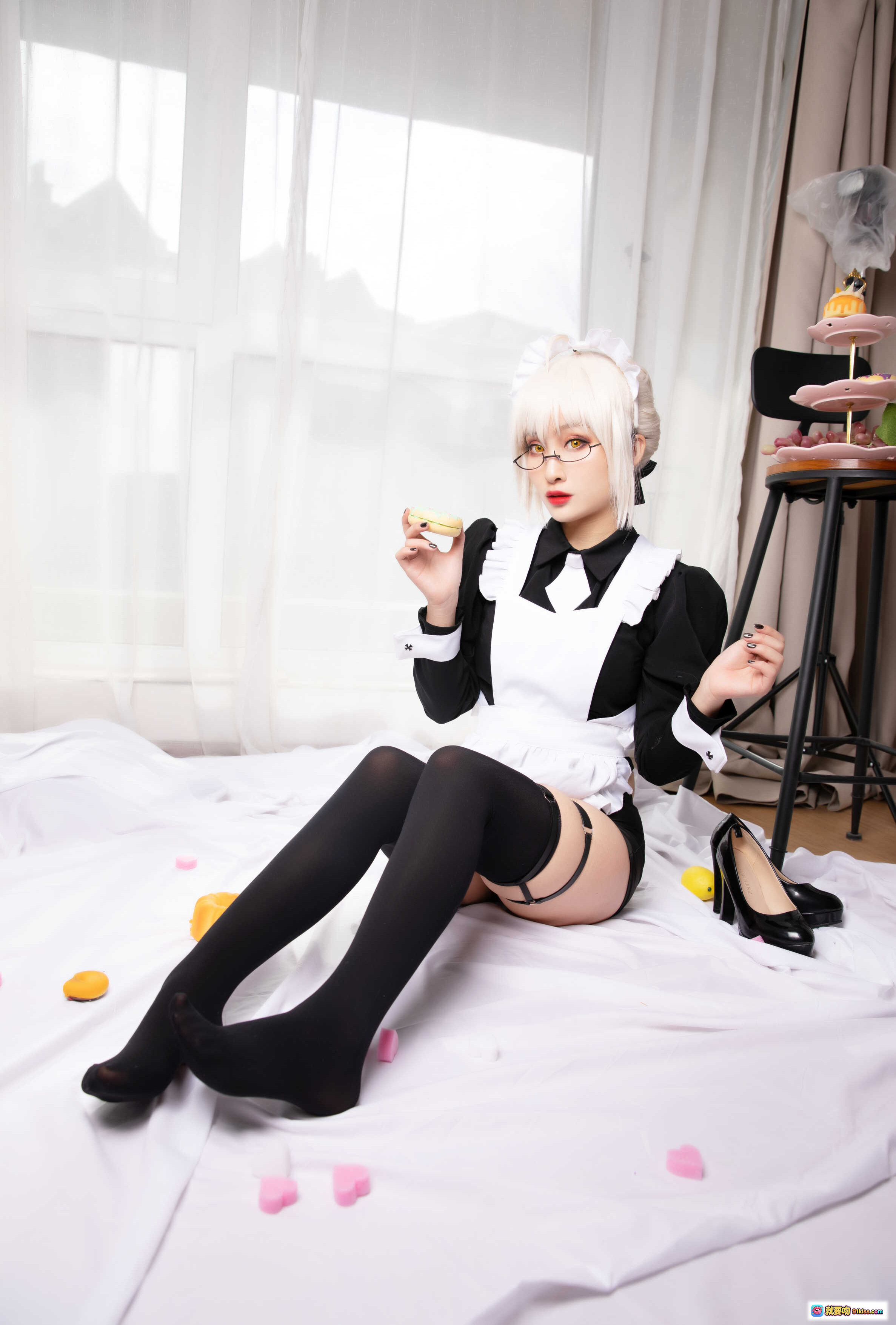 图片[4] - 洛璃 LoLiSAMA NO.006 BX女仆写真 | 黑色皮短裤+过膝袜+高跟鞋 | 白发女仆装性感摆姿 | 室内柔光窗帘背景 - 就要吻