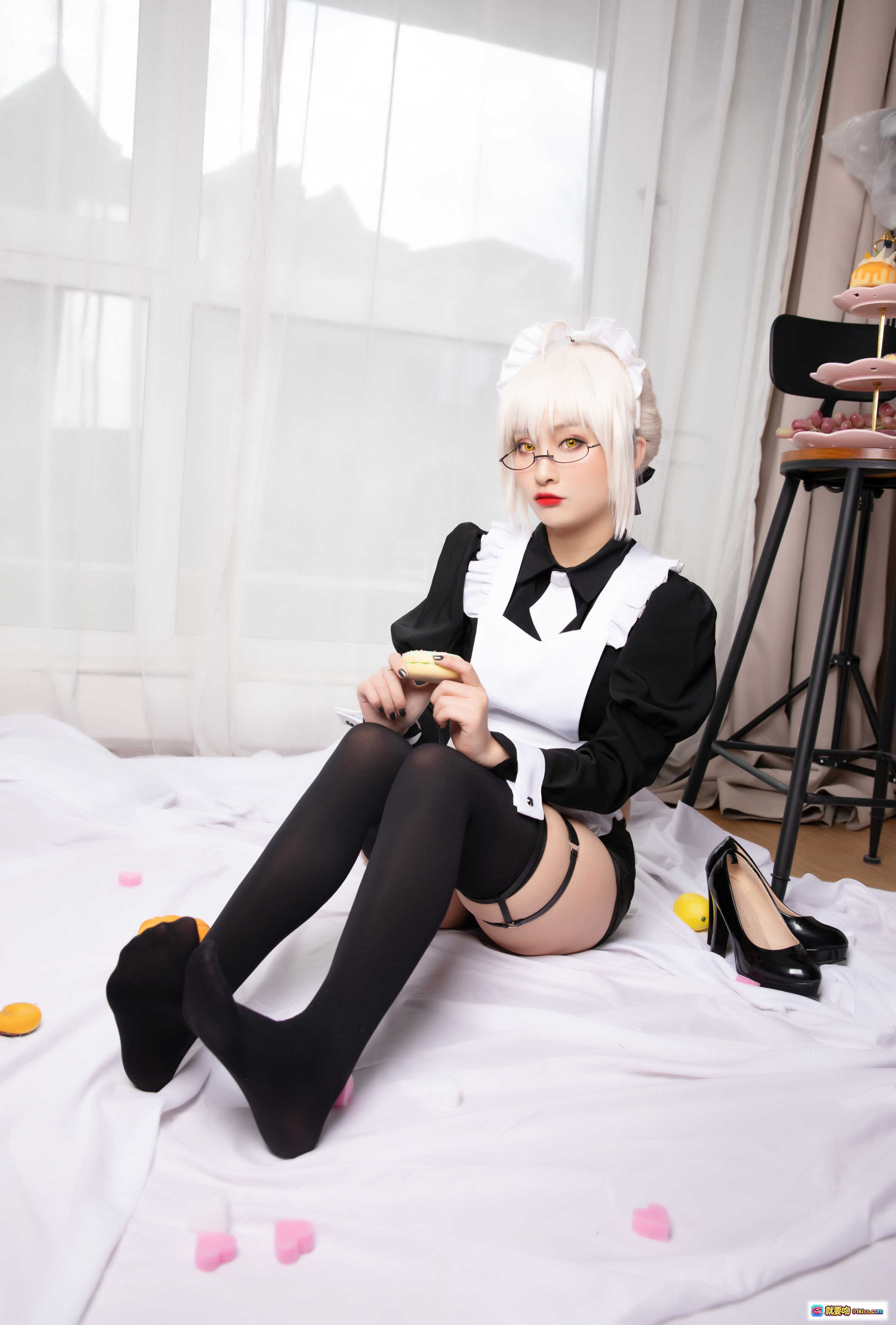 图片[7] - 洛璃 LoLiSAMA NO.006 BX女仆写真 | 黑色皮短裤+过膝袜+高跟鞋 | 白发女仆装性感摆姿 | 室内柔光窗帘背景 - 就要吻