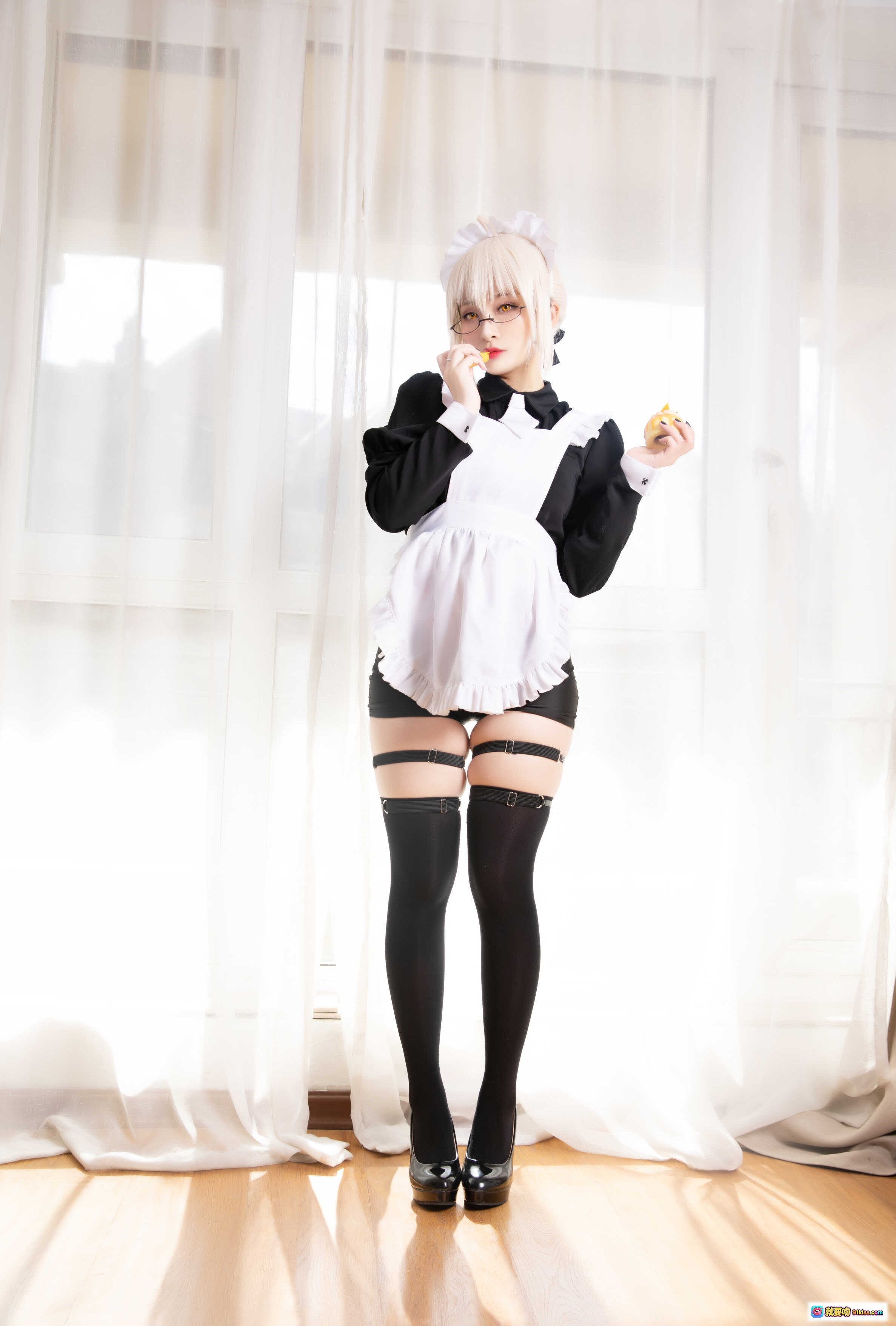 图片[8] - 洛璃 LoLiSAMA NO.006 BX女仆写真 | 黑色皮短裤+过膝袜+高跟鞋 | 白发女仆装性感摆姿 | 室内柔光窗帘背景 - 就要吻