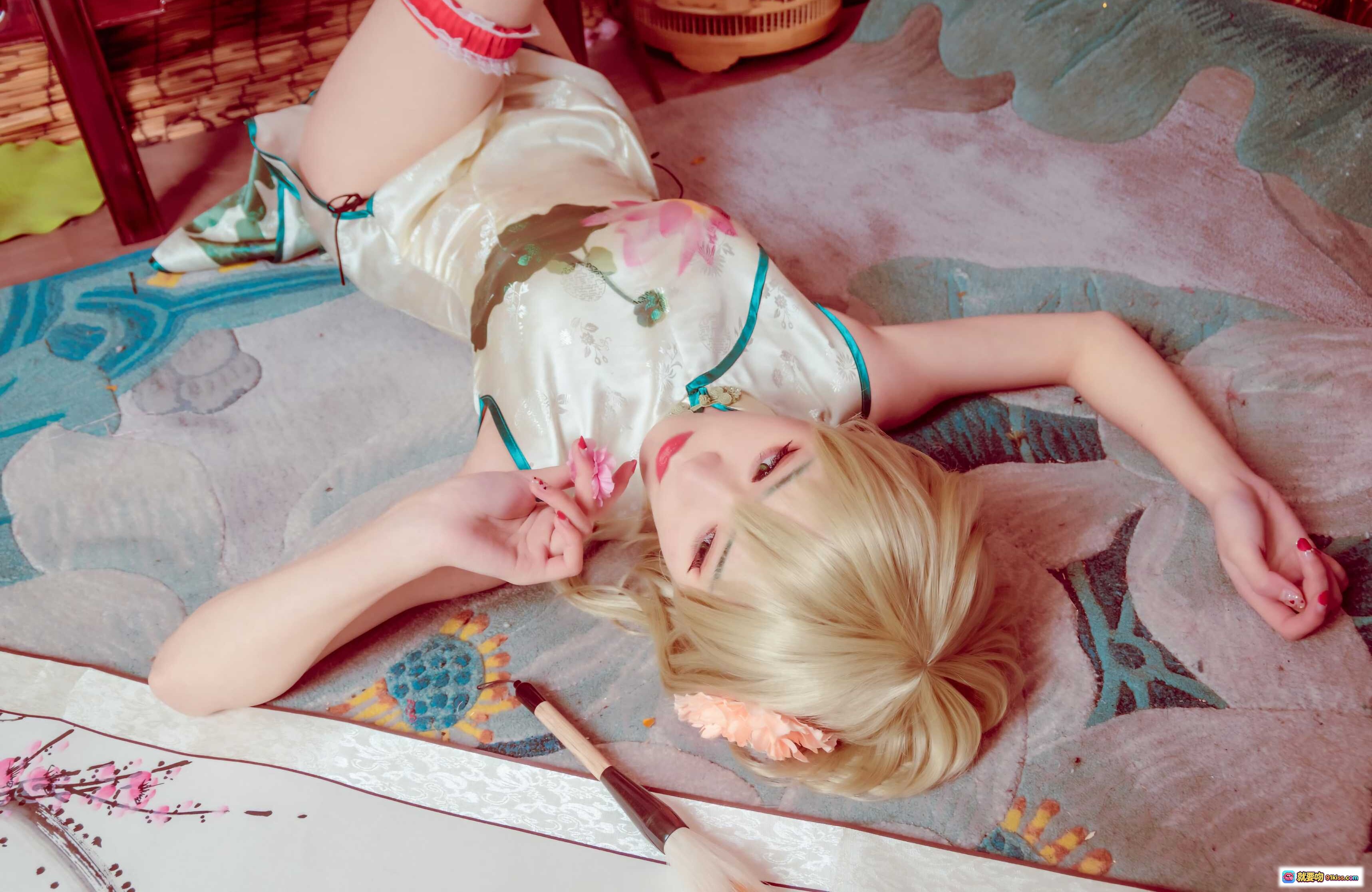 675208Kettoe NO.004 V家GUMI旗袍Cosplay写真 金发少女躺卧古典床榻 水墨荷花图案丝绸旗袍 精致妆容手持花瓣 8P高清图集 - 就要吻
