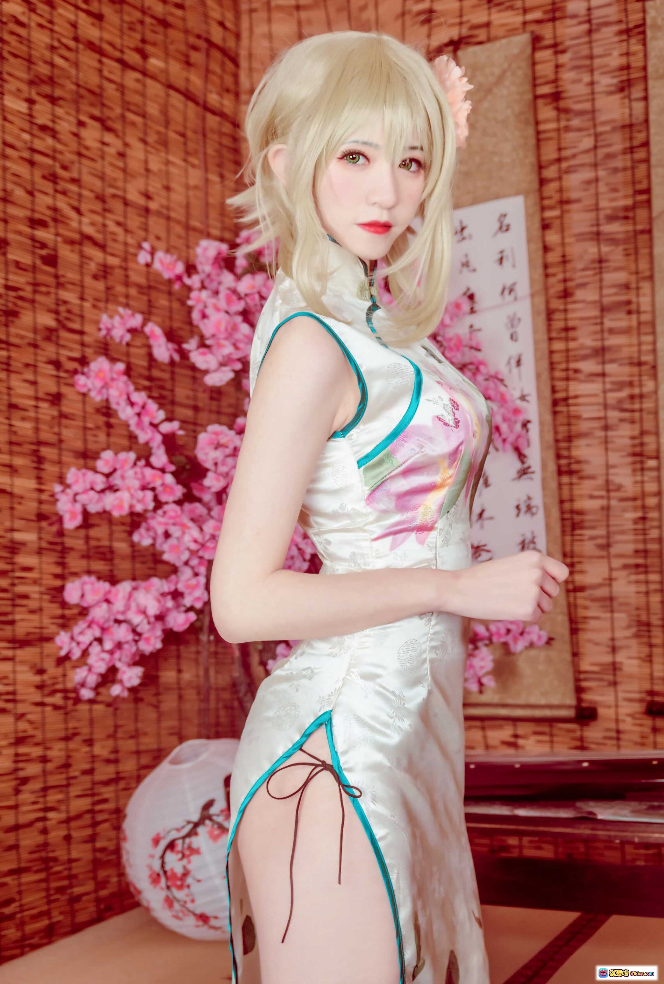 图片[2] - 675208Kettoe NO.004 V家GUMI旗袍Cosplay写真 金发少女躺卧古典床榻 水墨荷花图案丝绸旗袍 精致妆容手持花瓣 8P高清图集 - 就要吻