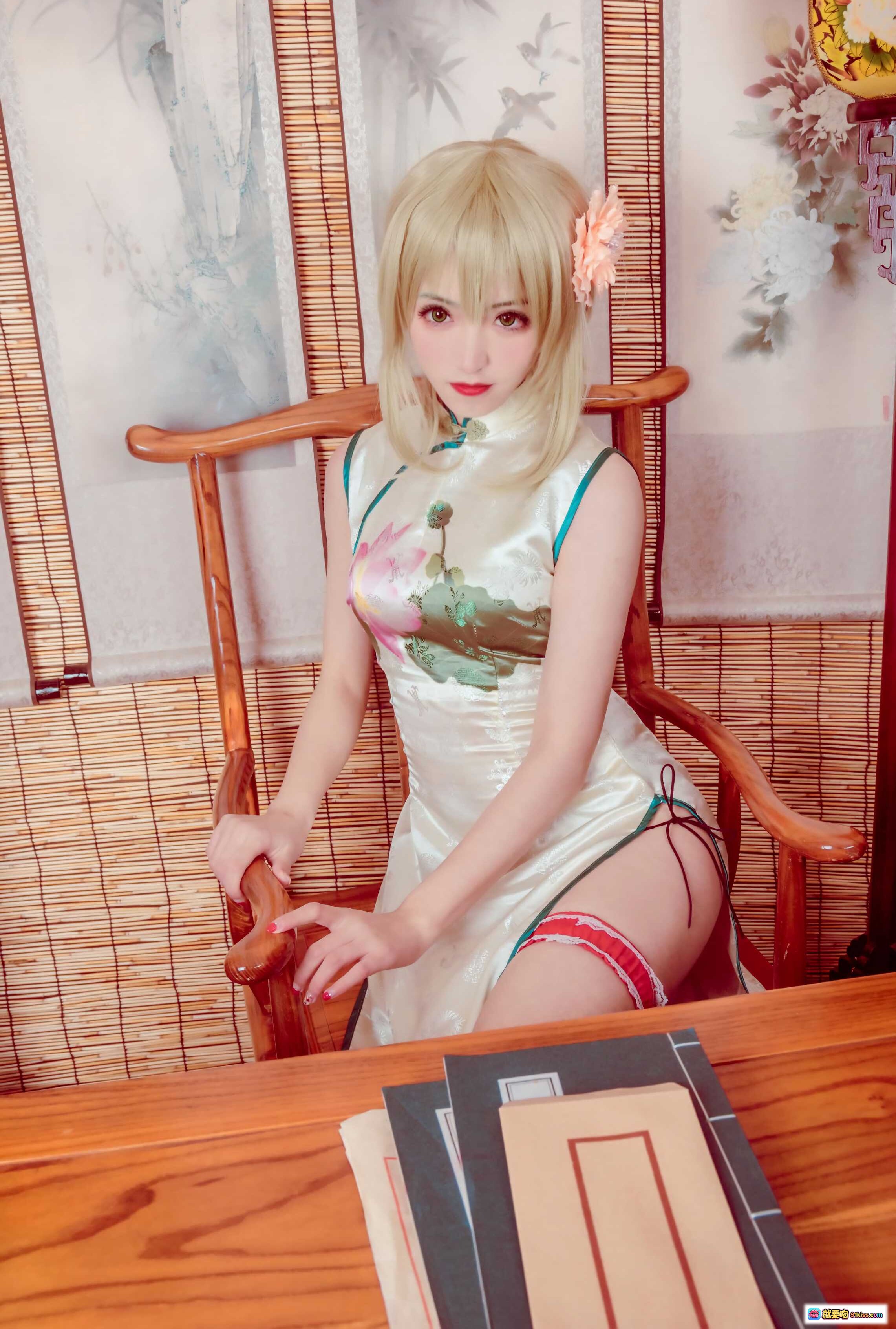 图片[4] - 675208Kettoe NO.004 V家GUMI旗袍Cosplay写真 金发少女躺卧古典床榻 水墨荷花图案丝绸旗袍 精致妆容手持花瓣 8P高清图集 - 就要吻