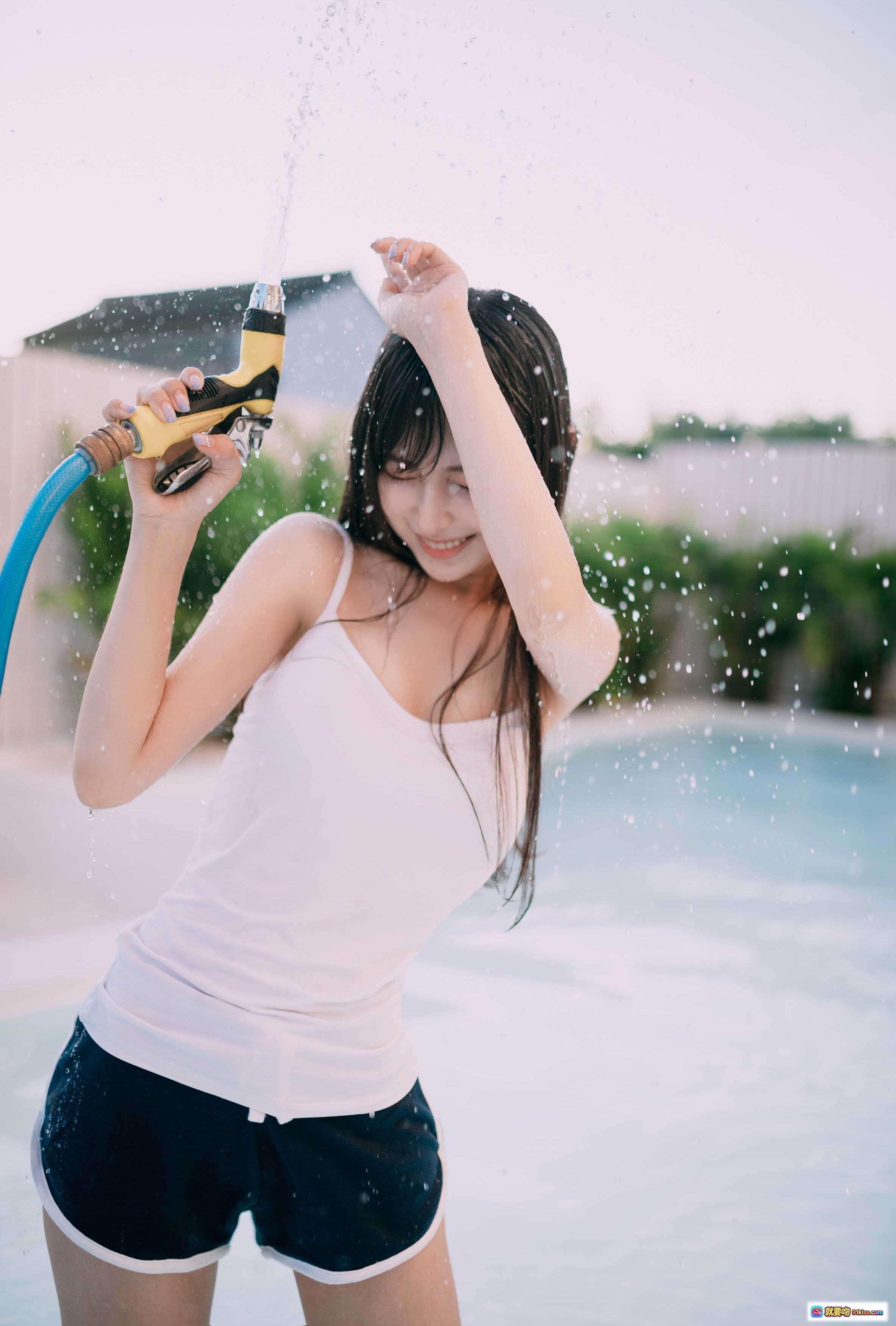 图片[2] - Shika小鹿鹿夏日清凉写真 | 水枪嬉戏湿发少女 | 白色吊带短裤户外拍摄 | 阳光水花飞溅氛围感美图 - 就要吻