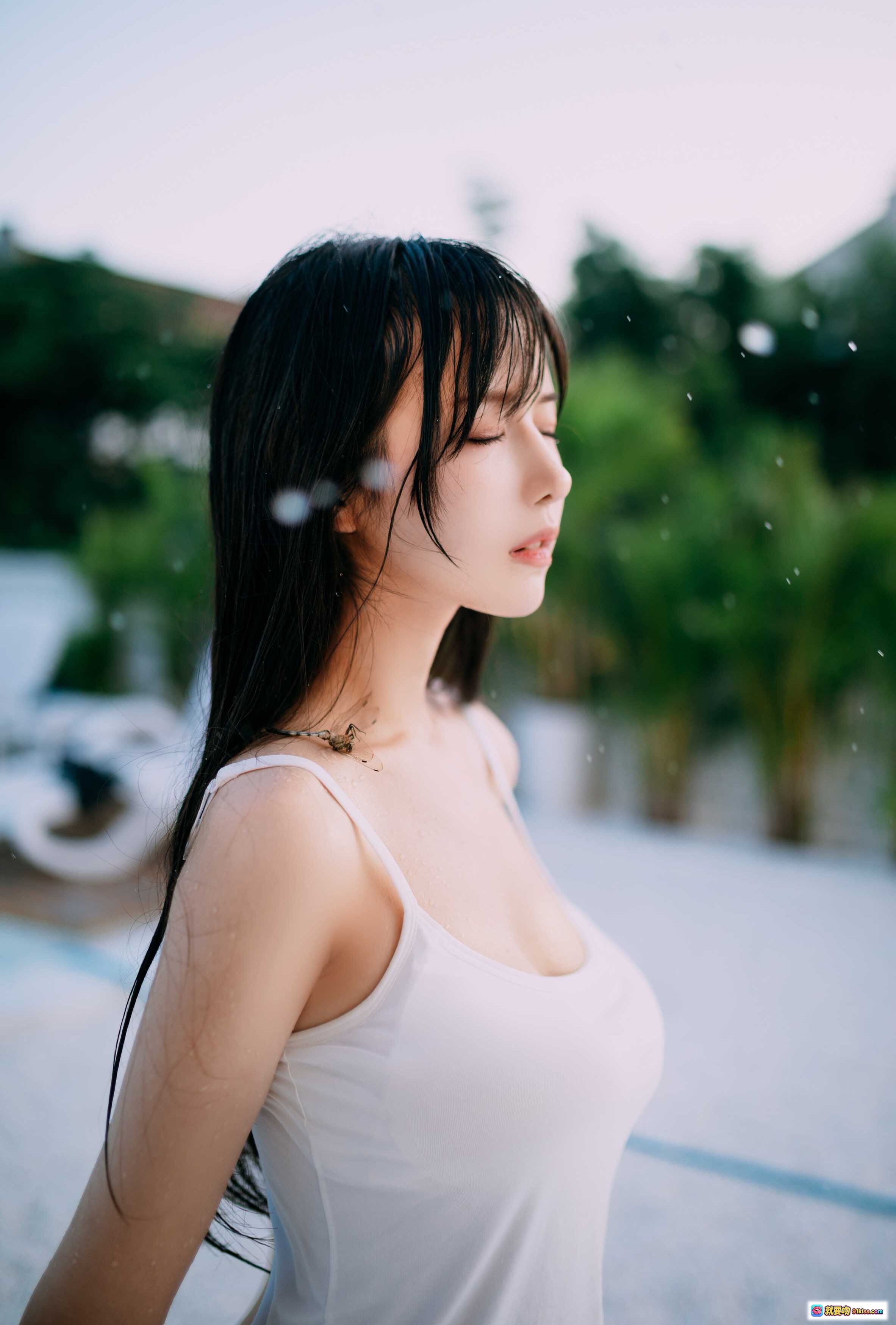 图片[10] - Shika小鹿鹿夏日清凉写真 | 水枪嬉戏湿发少女 | 白色吊带短裤户外拍摄 | 阳光水花飞溅氛围感美图 - 就要吻