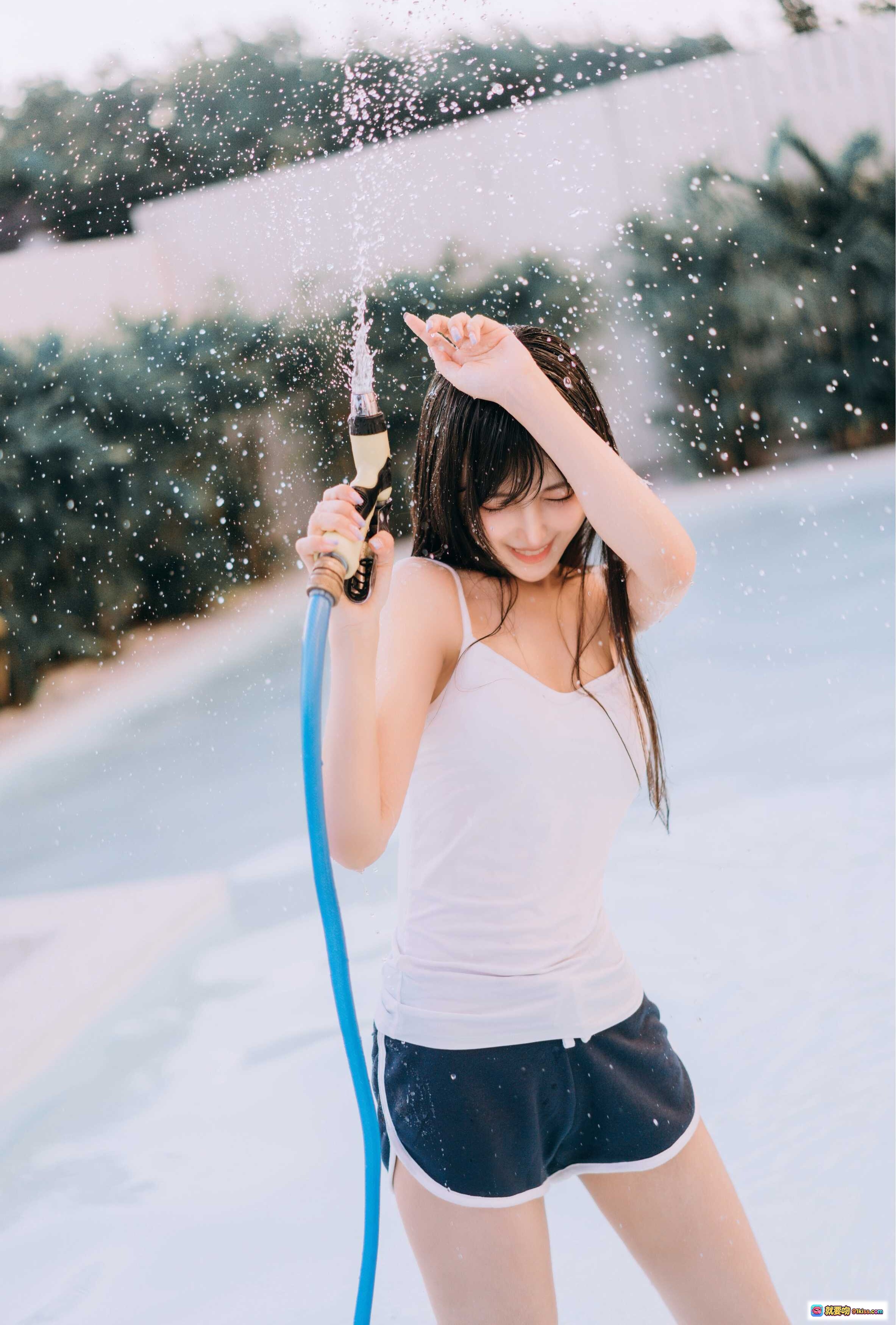 图片[1] - Shika小鹿鹿夏日清凉写真 | 水枪嬉戏湿发少女 | 白色吊带短裤户外拍摄 | 阳光水花飞溅氛围感美图 - 就要吻