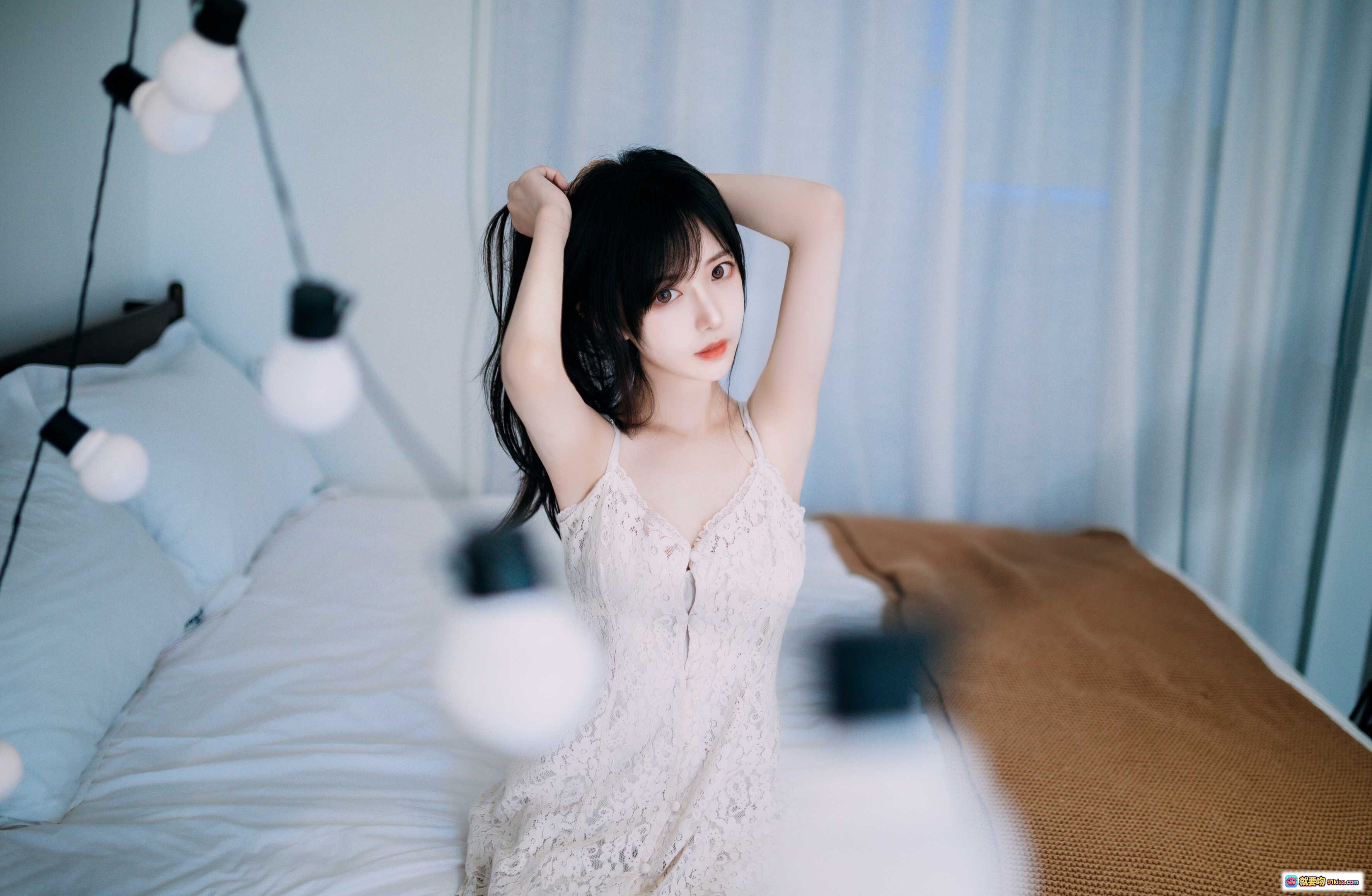 图片[5] - Shika小鹿鹿夏日清凉写真 | 水枪嬉戏湿发少女 | 白色吊带短裤户外拍摄 | 阳光水花飞溅氛围感美图 - 就要吻